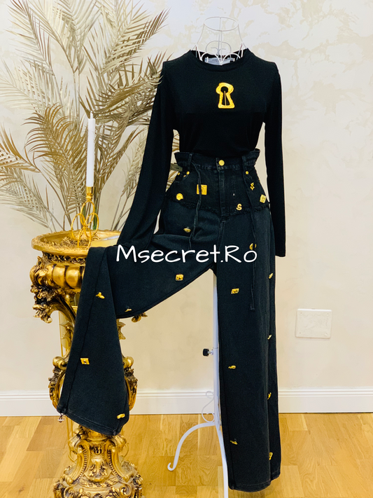 Bluza neagra cu accesoriu auriu