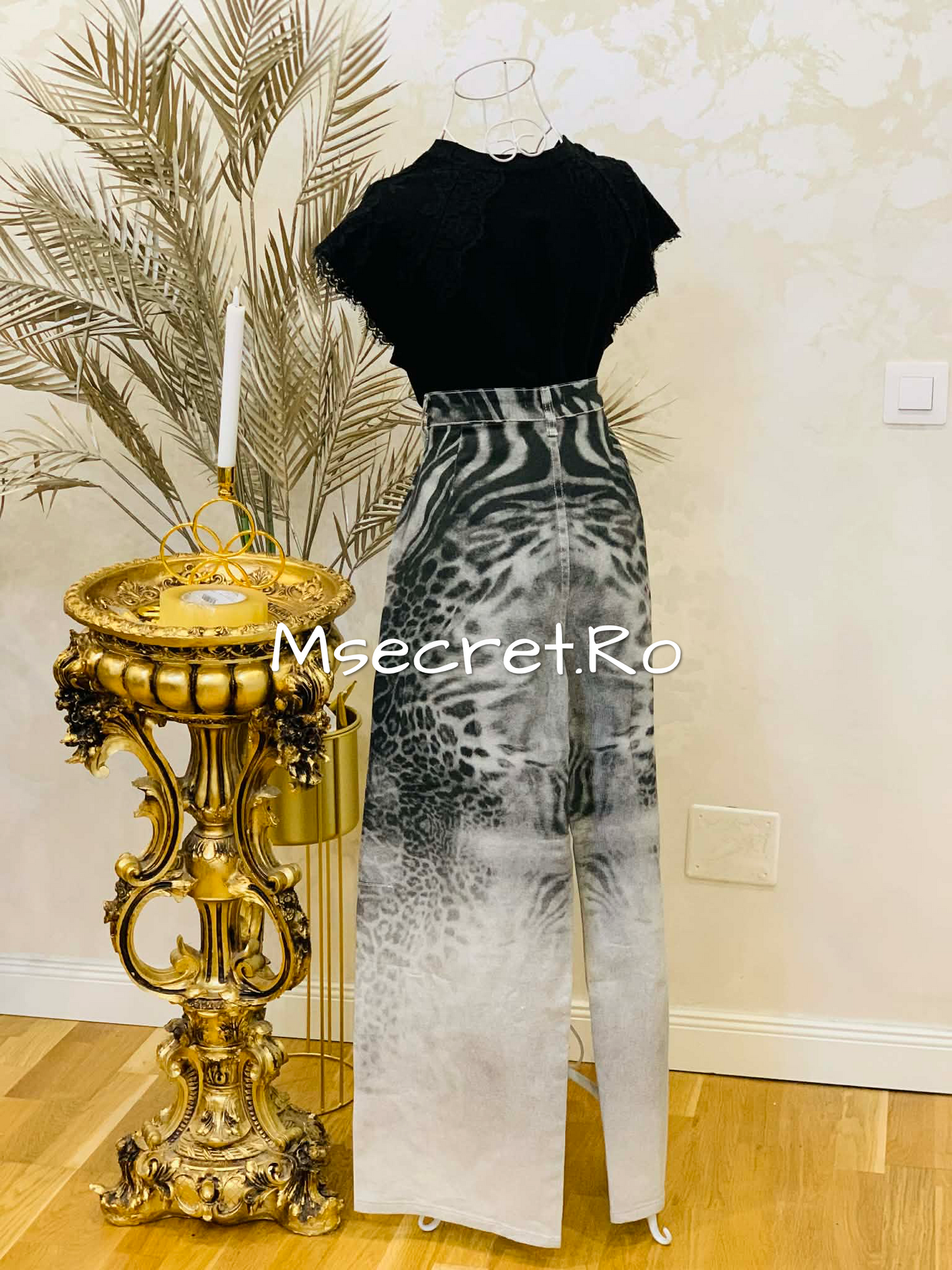 Long jeans with animal print