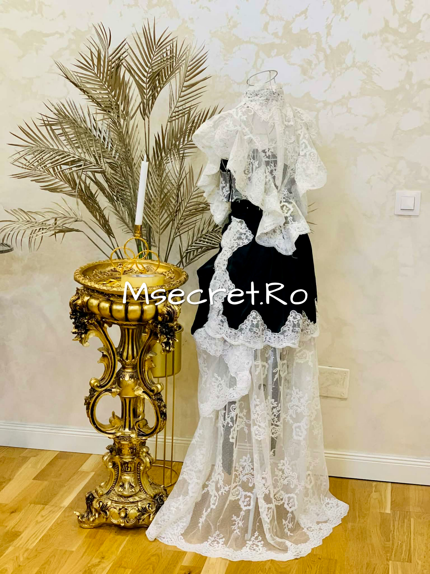 Compleu din dantela cu fusta si top