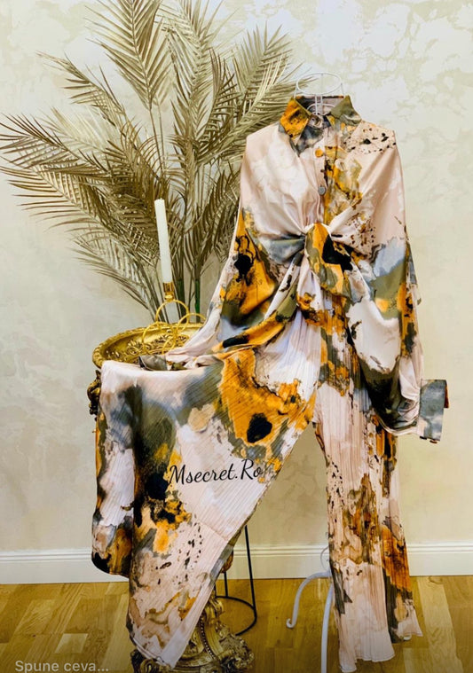 Compleu format din bluza si pantaloni