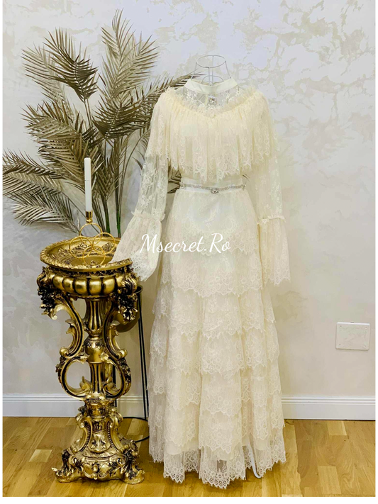 Rochie lunga ivory din dantelă cu volane și curea satinată