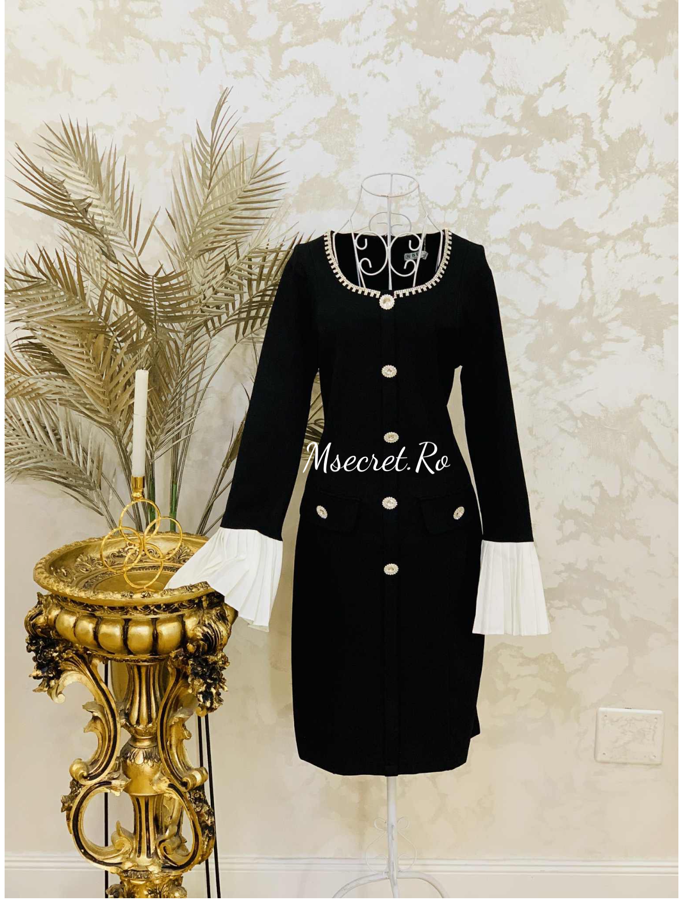 Rochie neagra elegantă cu nasturi bijuterie și manșete plisate