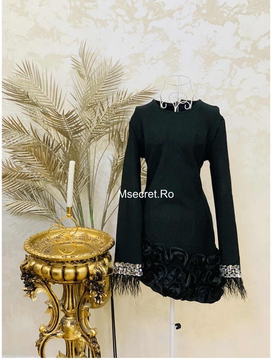 Rochie neagră scurtă cu pene și volane satinate