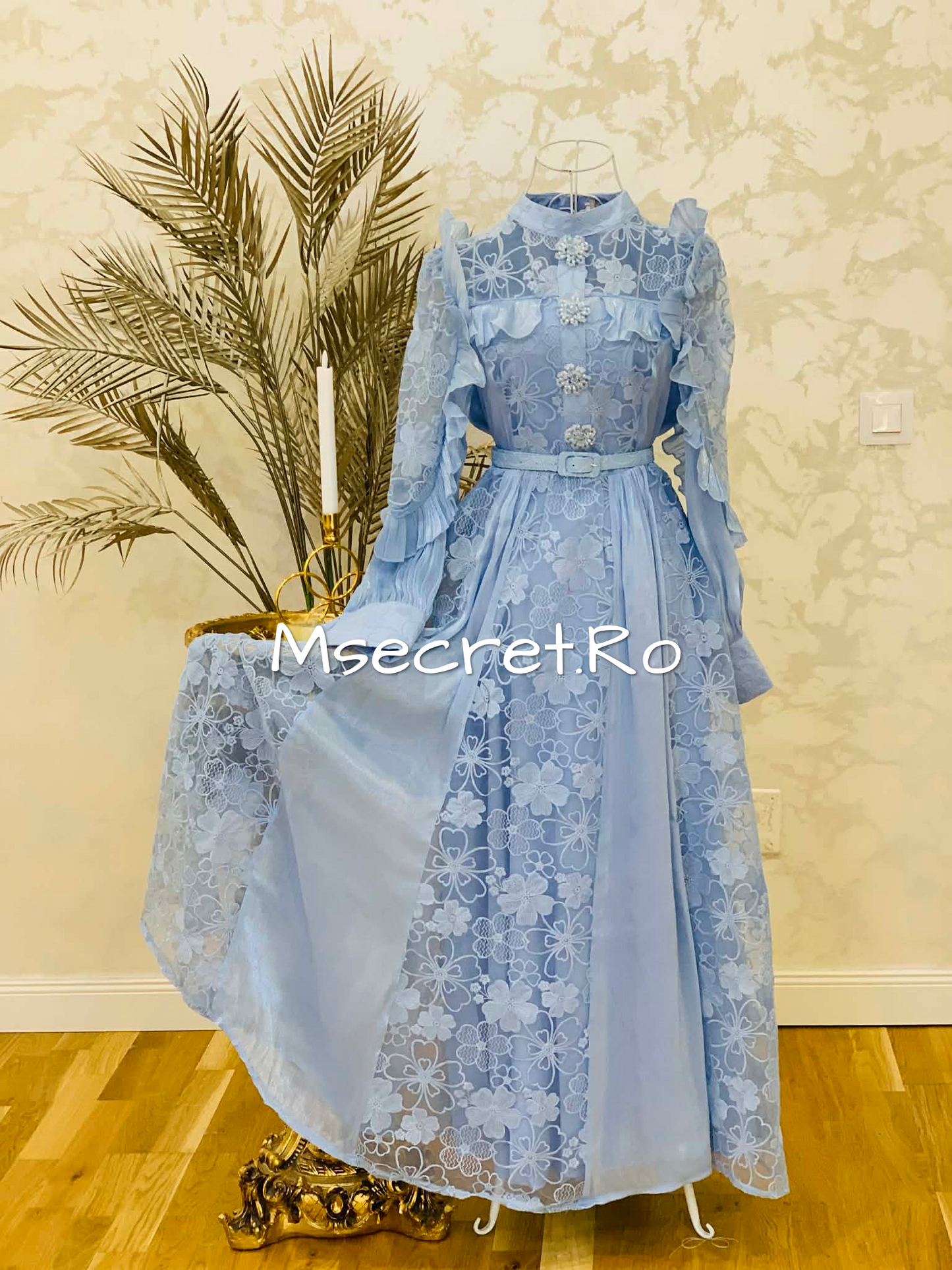 Rochie lungă elegantă baby blue din dantelă cu volane
