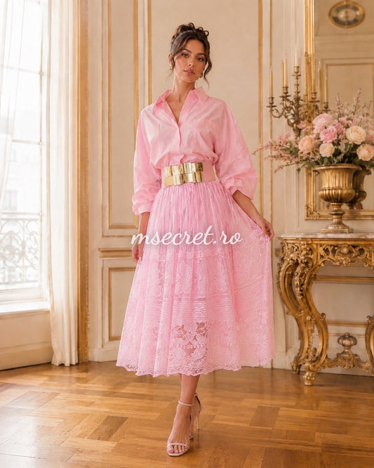 Rochie elegantă roz pudrat cu dantelă și curea aurie inclusă
