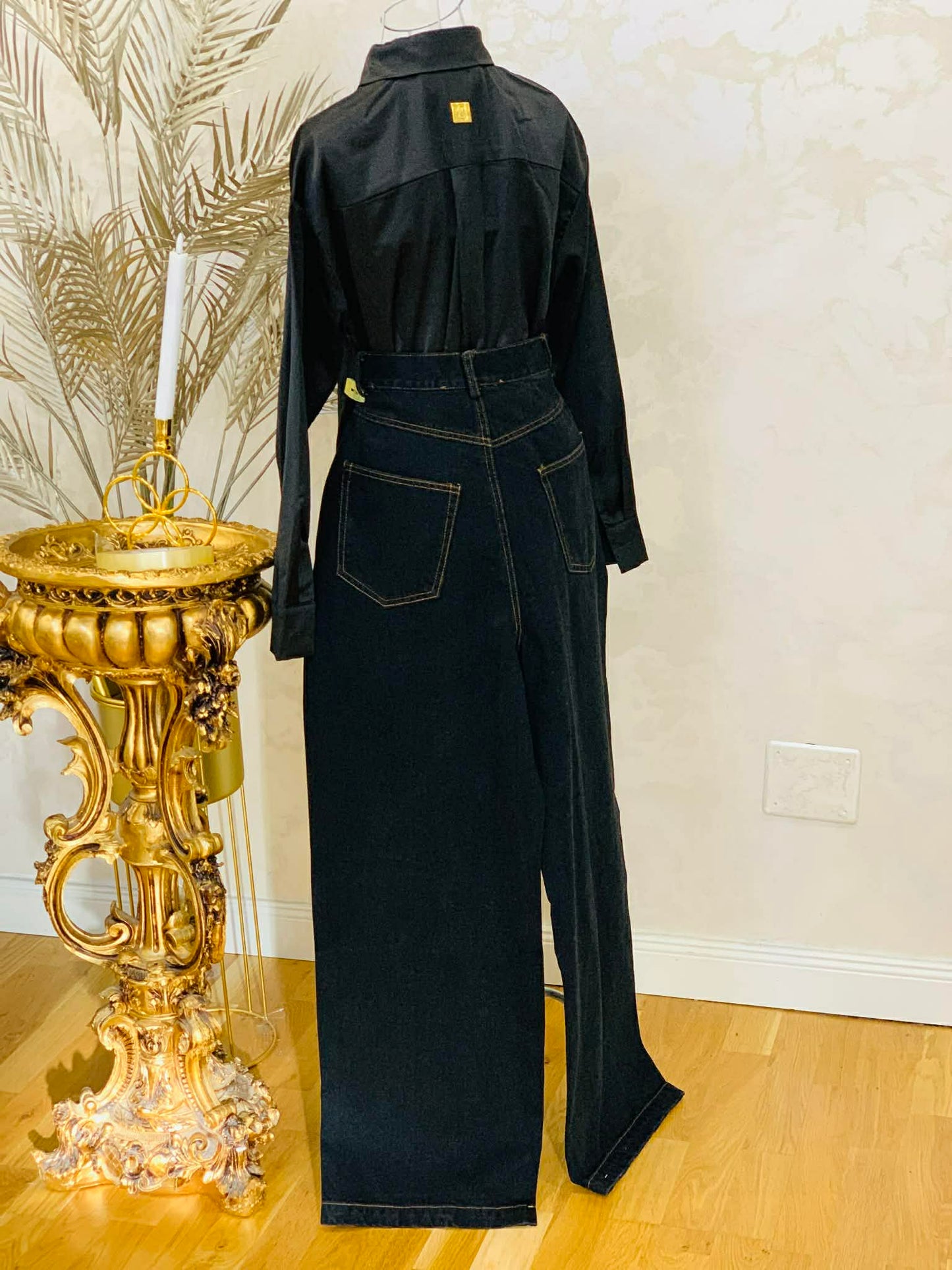 Blugi negri cu detalii aurii