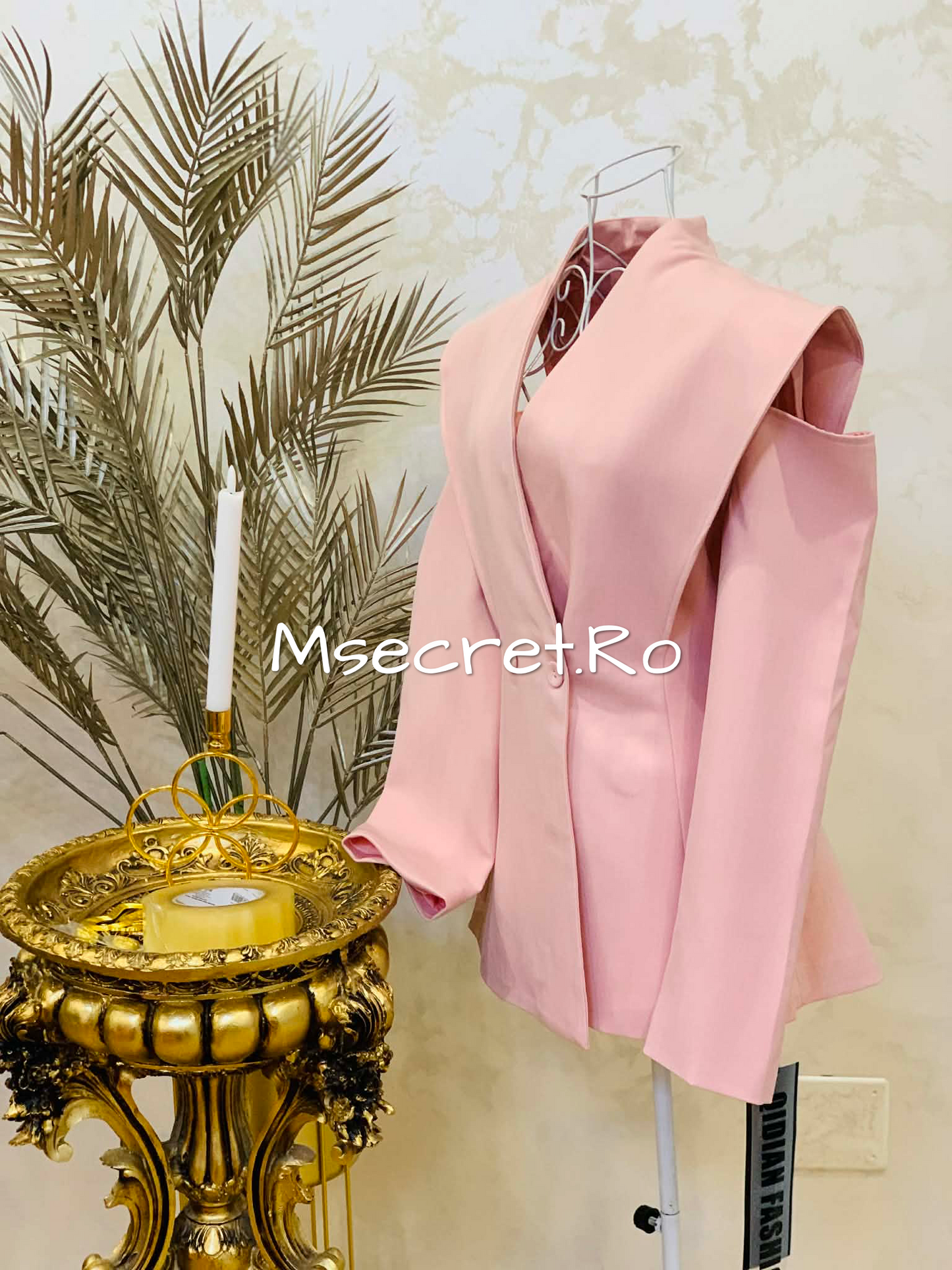 Elegant pink blazer with structured shoulders
