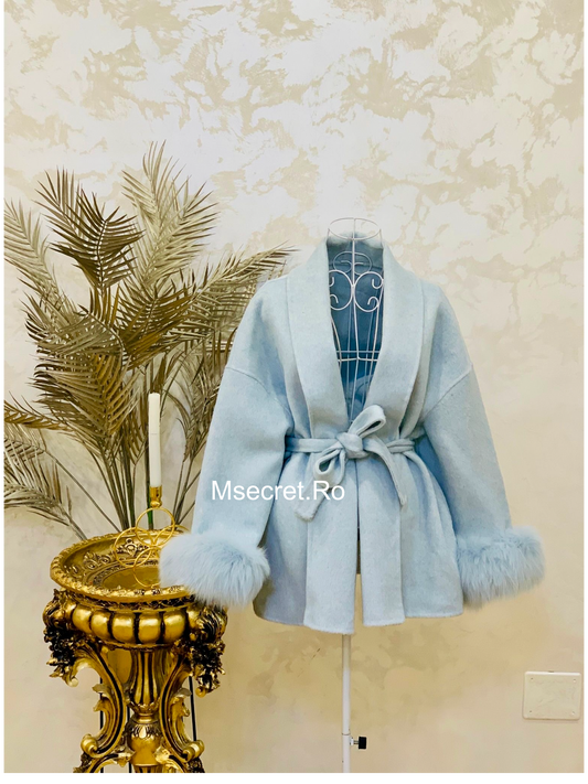 Palton baby blue scurt din lână cu manșete din blana naturala