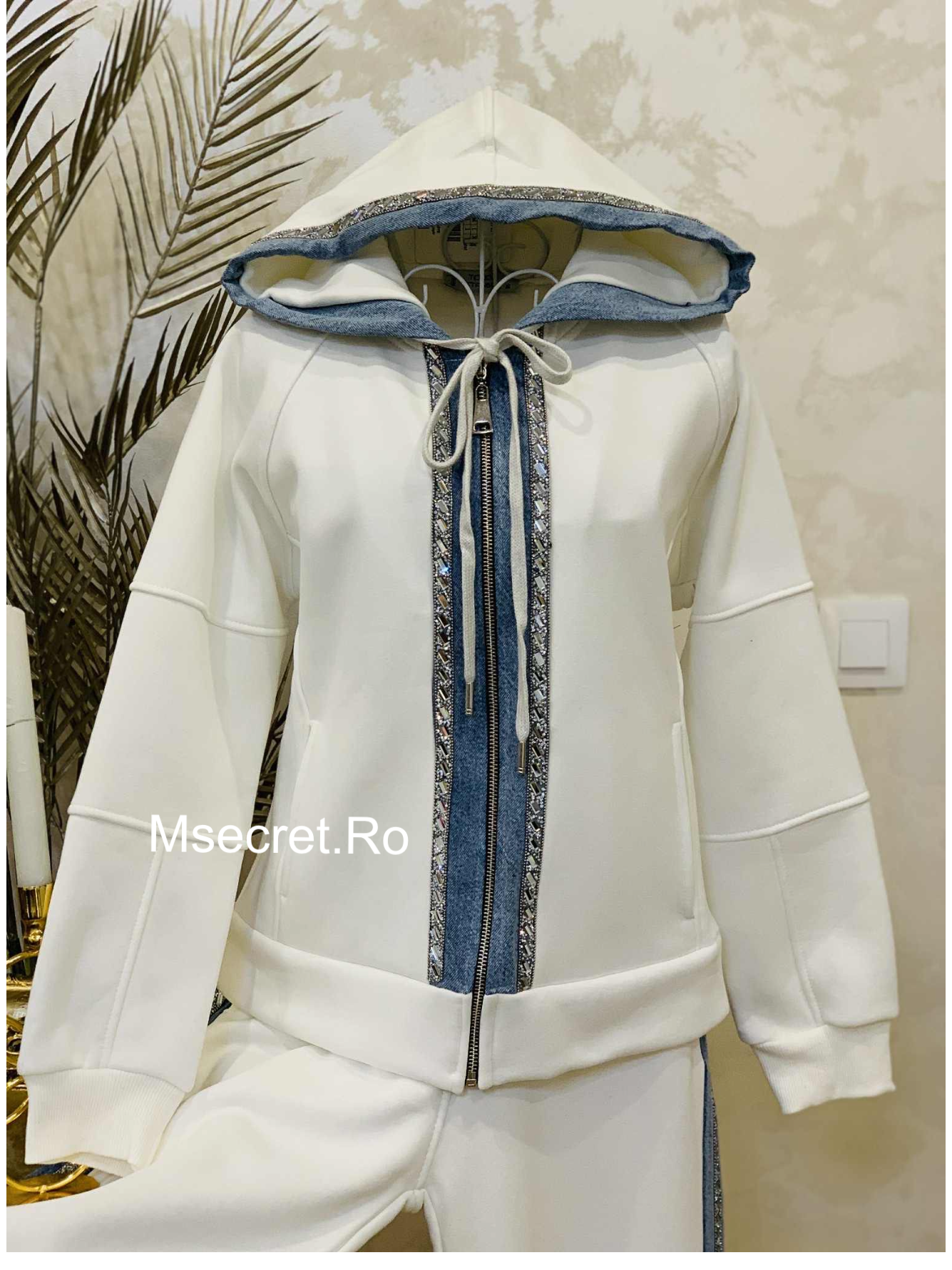 Compleu alb cu hanorac