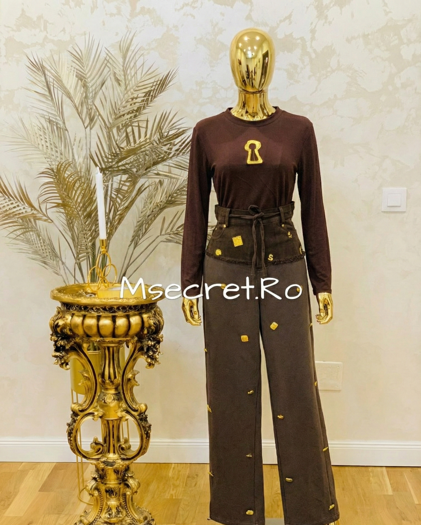 Bluza maro cu accesoriu auriu