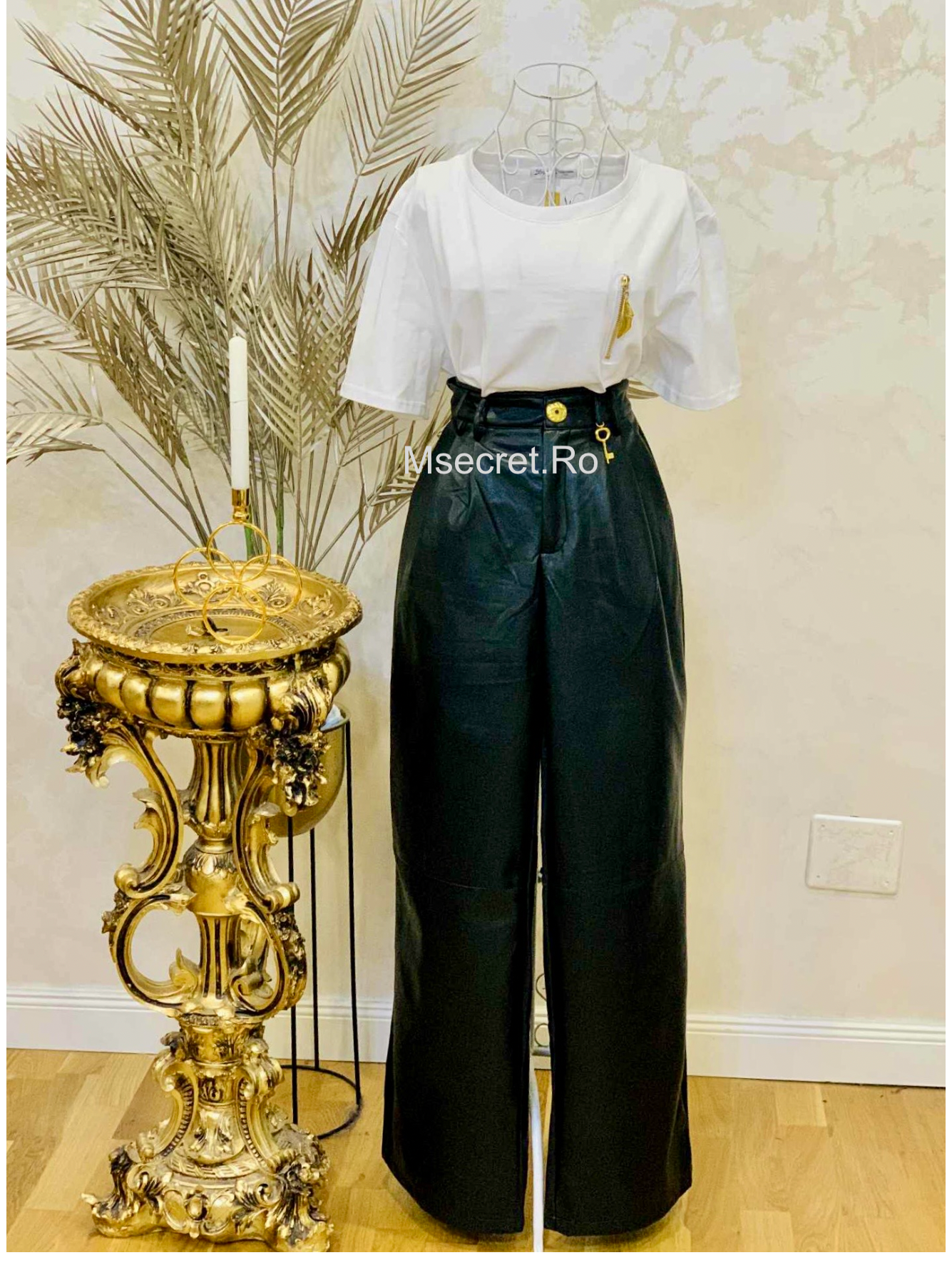 Pantaloni negri din piele