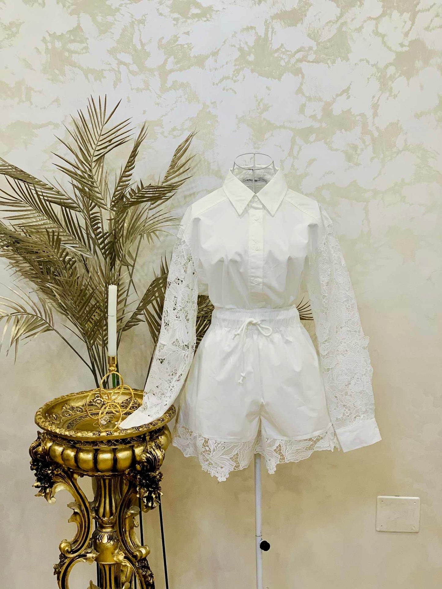 Compleu alb din bumbac cu camasa brodata si fusta