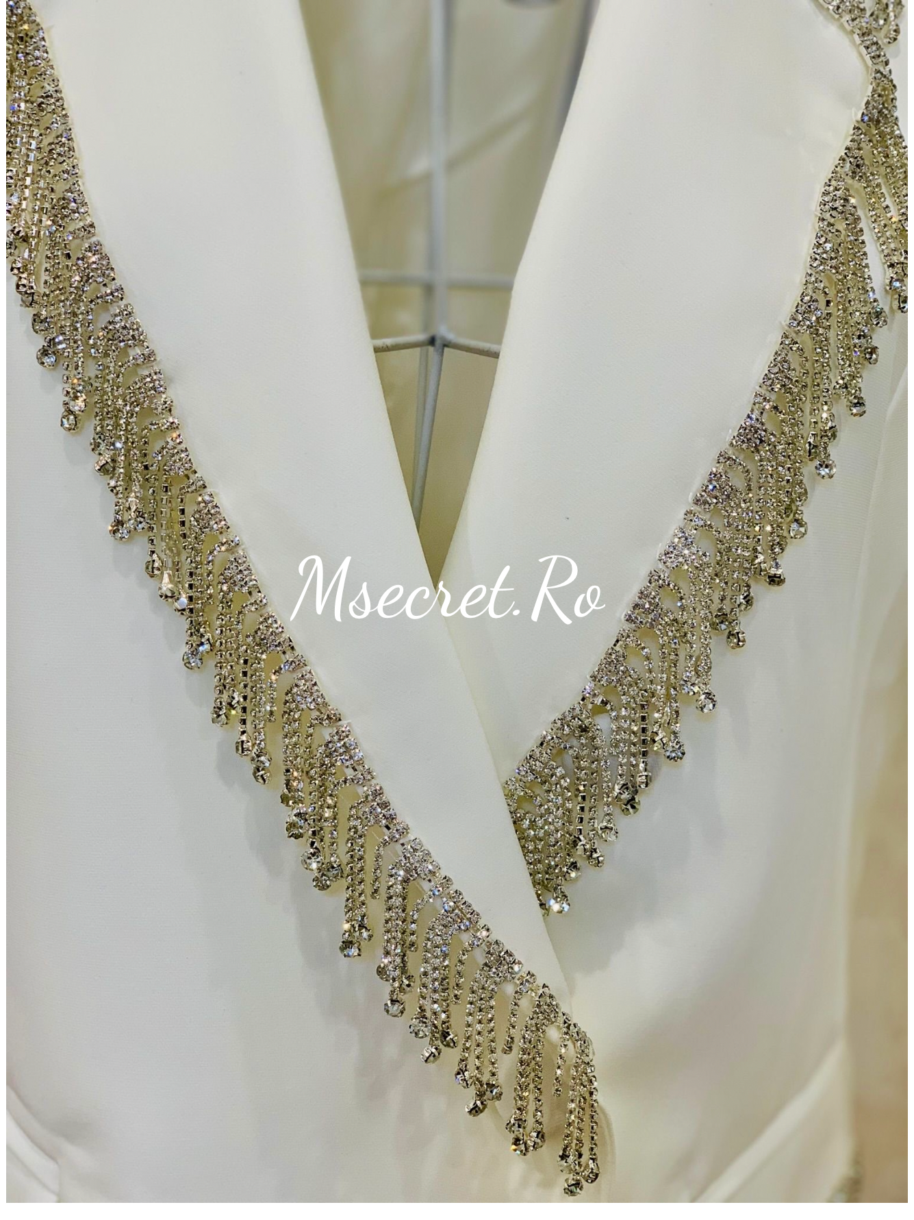 Sacou elegant alb cu franjuri strălucitori