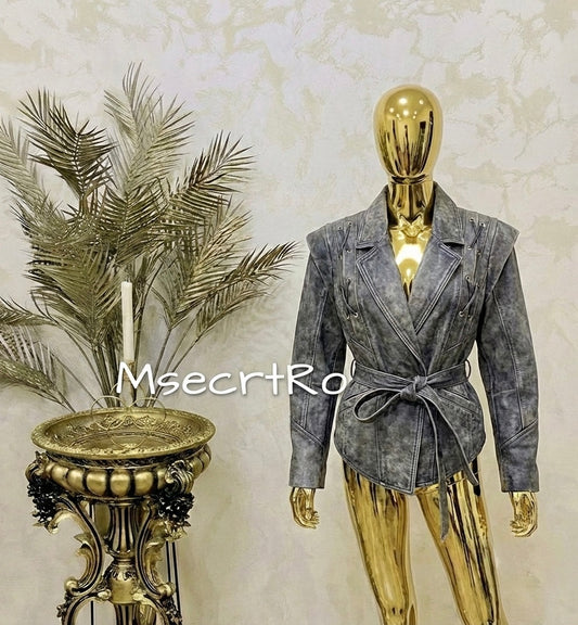 Geaca gri din piele cu umeri accentuati