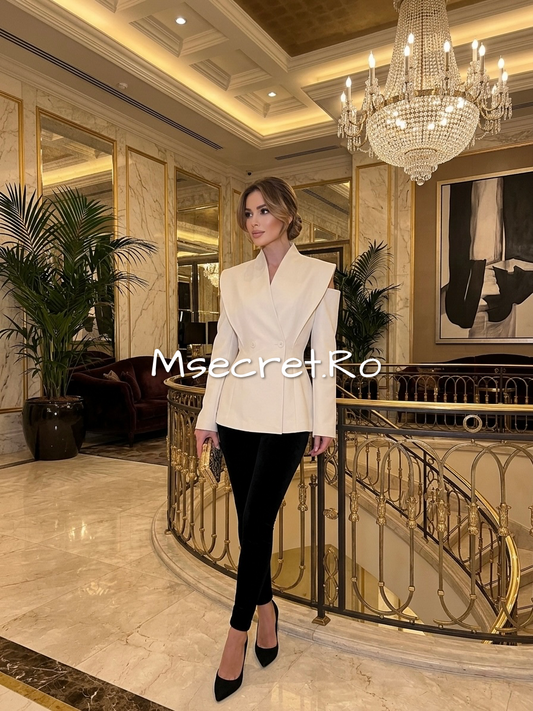 Sacou crem elegant cu umeri structurati