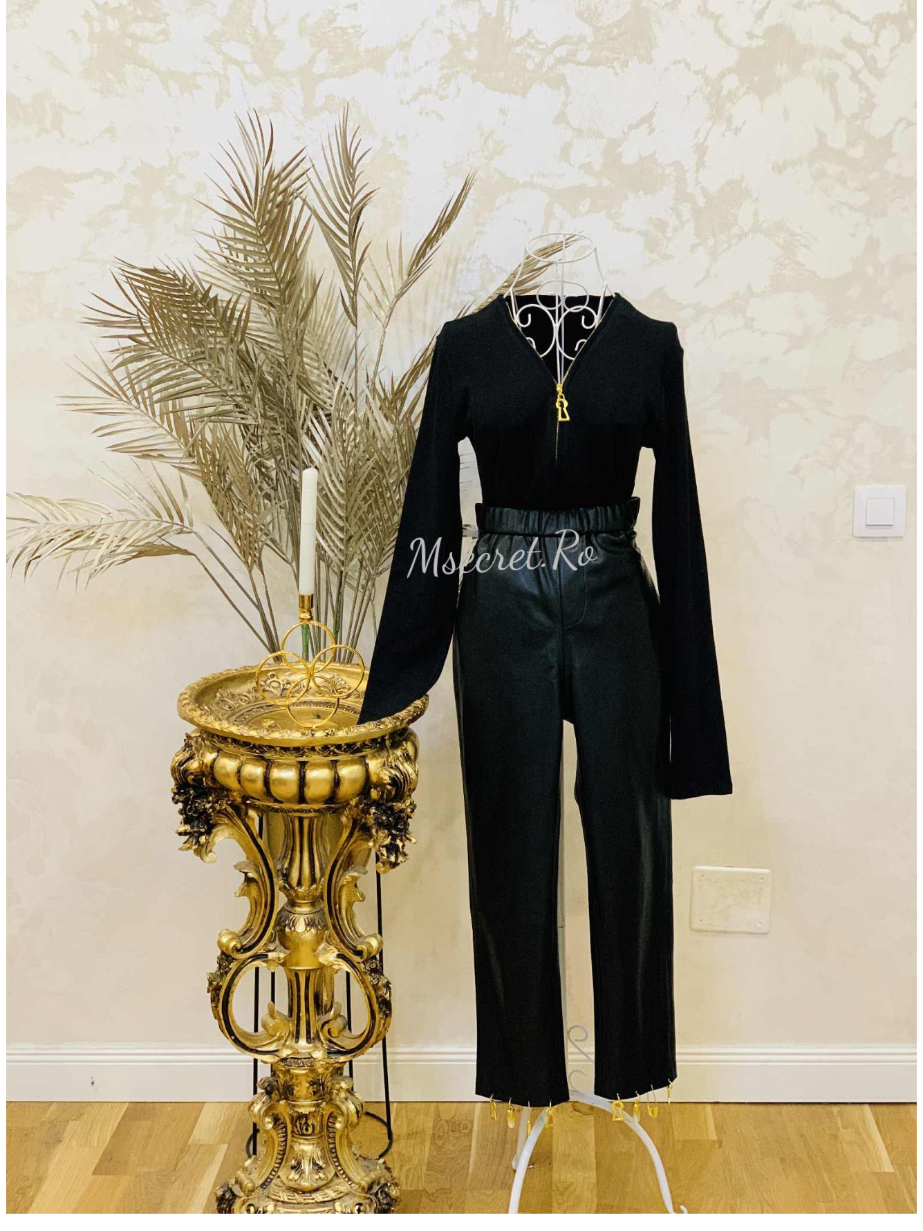 Pantaloni negri de piele