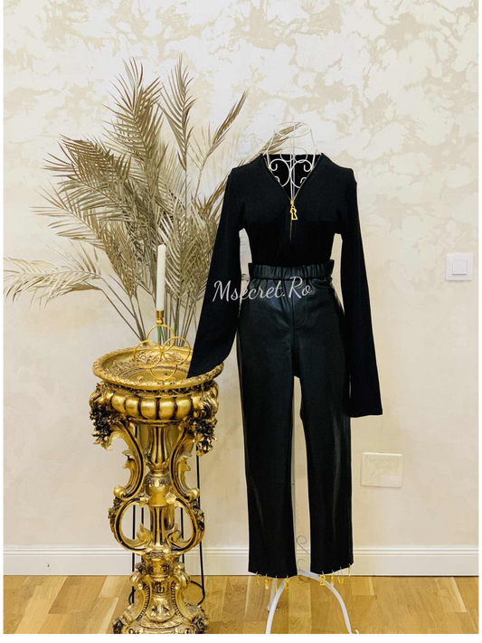 Pantaloni negri de piele