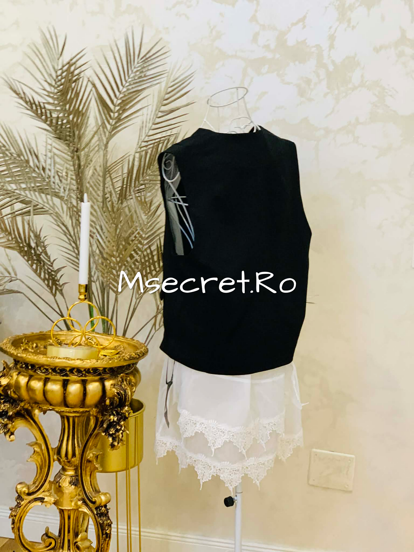 Vesta neagra cu dantela