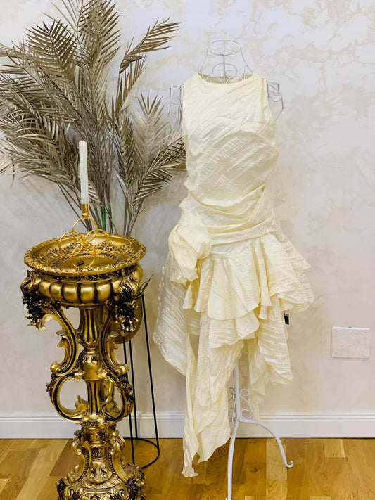 Rochie asimetrică din material texturat cu volane fluide