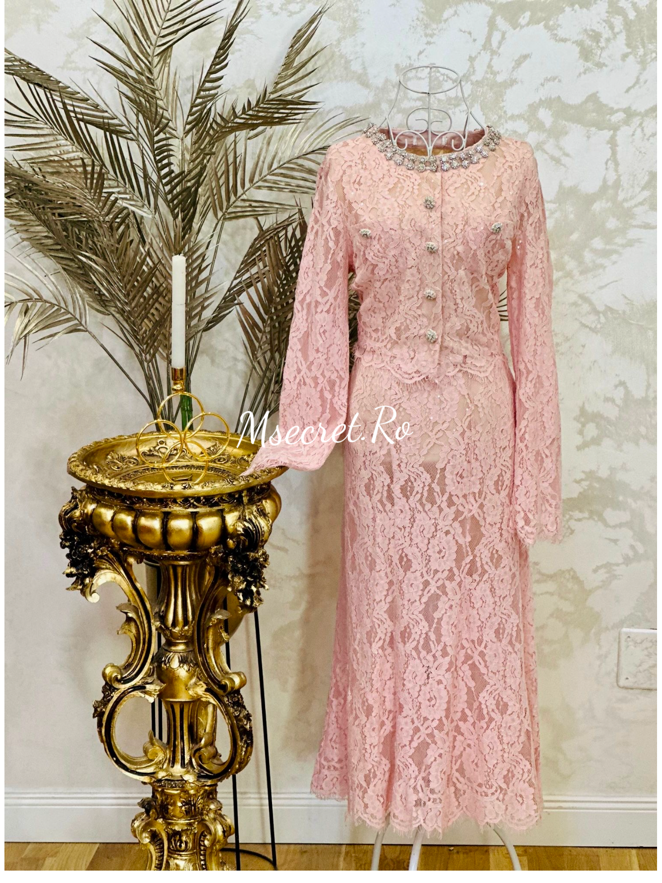 Compleu roz din dantelă cu nasturi bijuterie