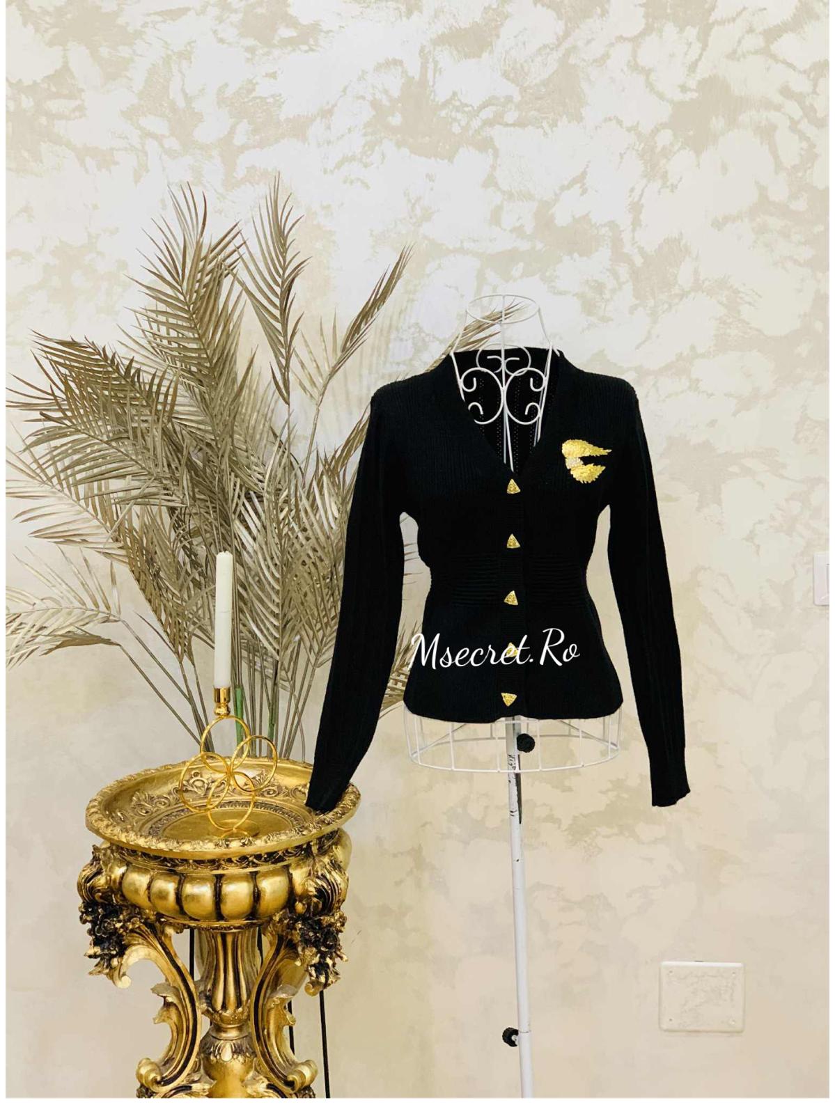 Pulover negru cu detalii aurii