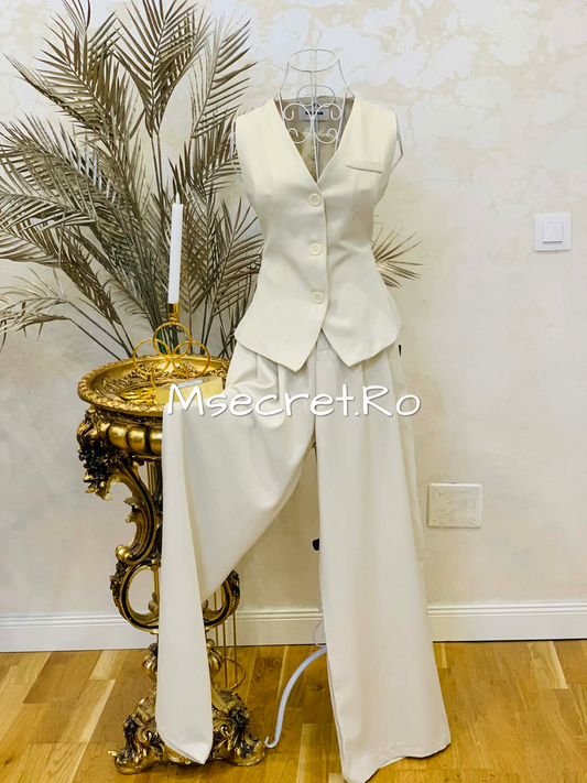 Compleu bej cu vesta si pantaloni