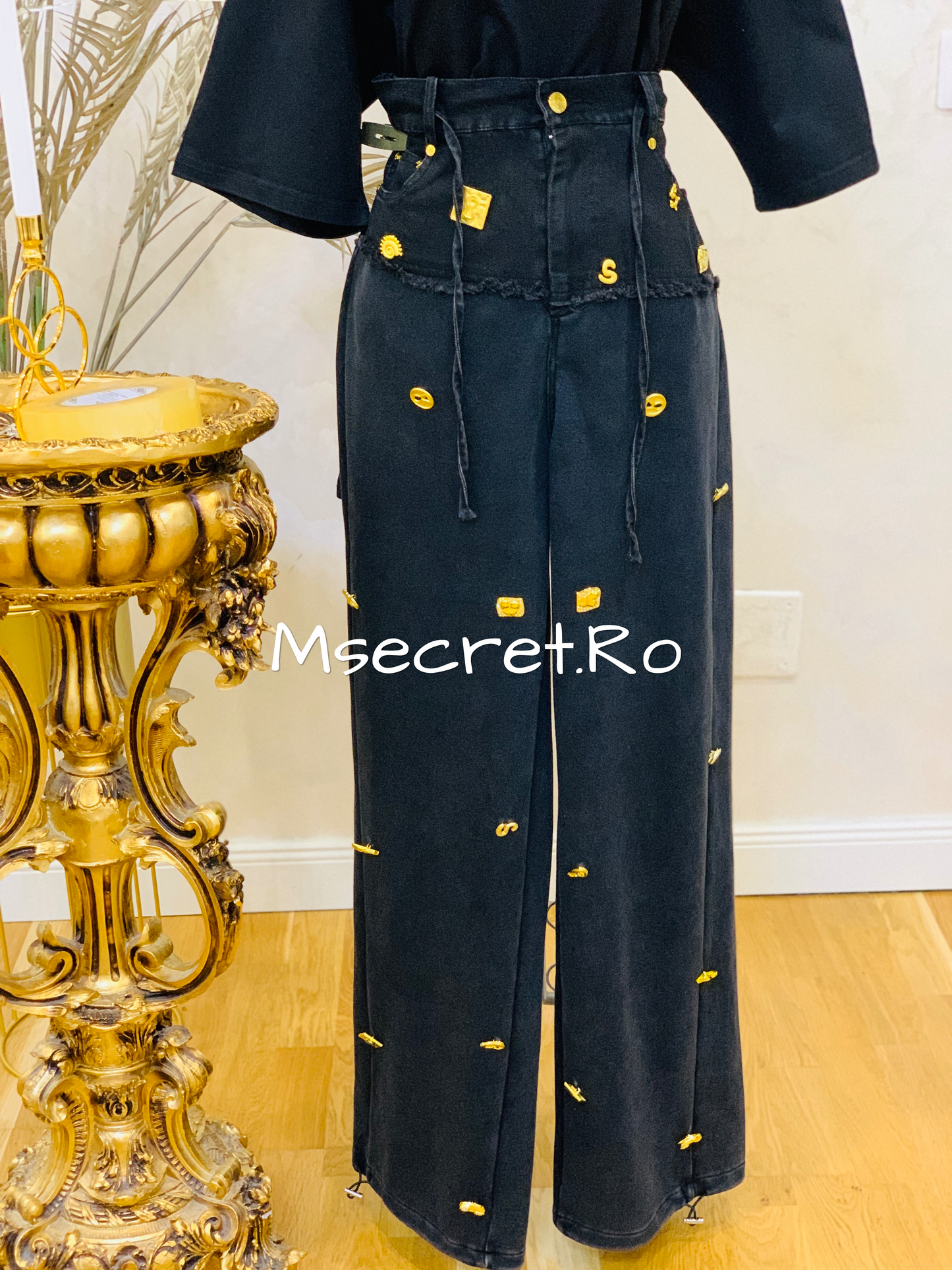 Pants with gold patterns and elastic waist