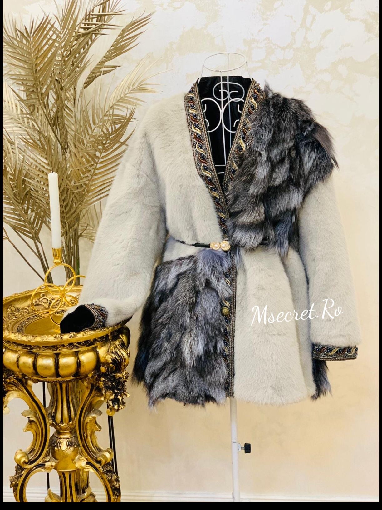 Haina de blana de vulpe cu motive traditionale