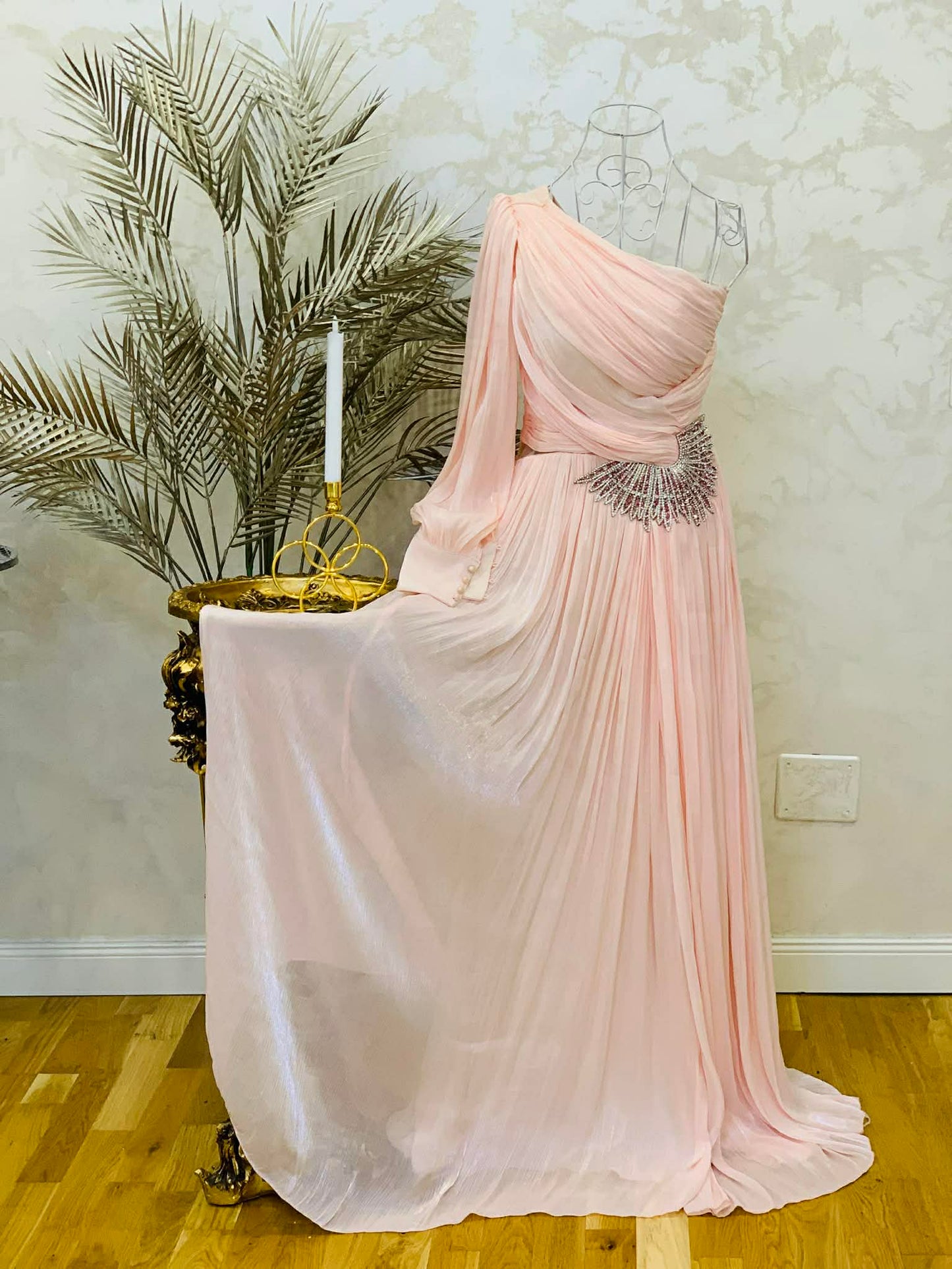 Rochie lunga roz pudrat din voal plisat