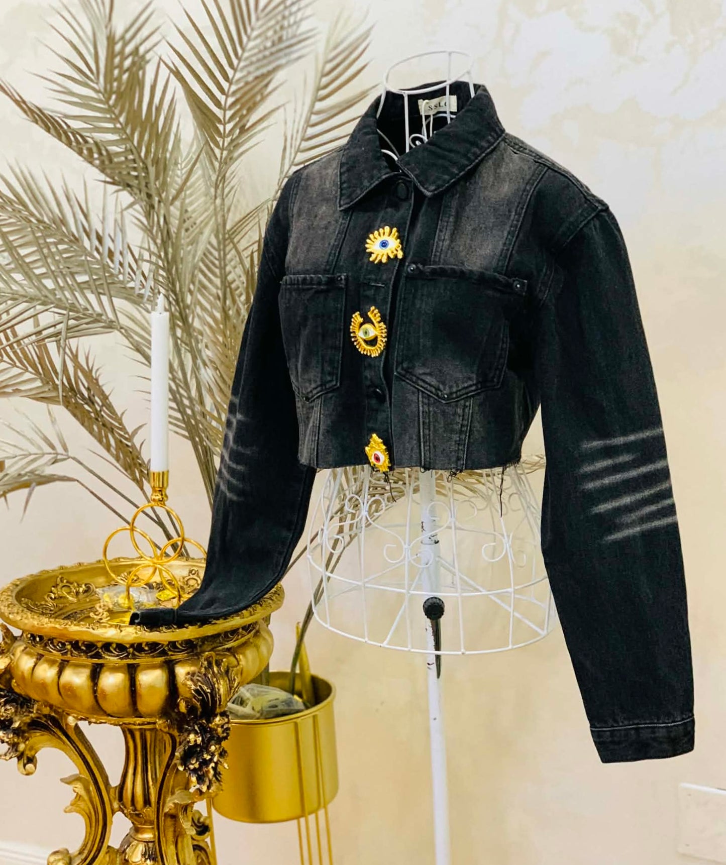 Geaca neagra scurta denim cu aplicatii aurii
