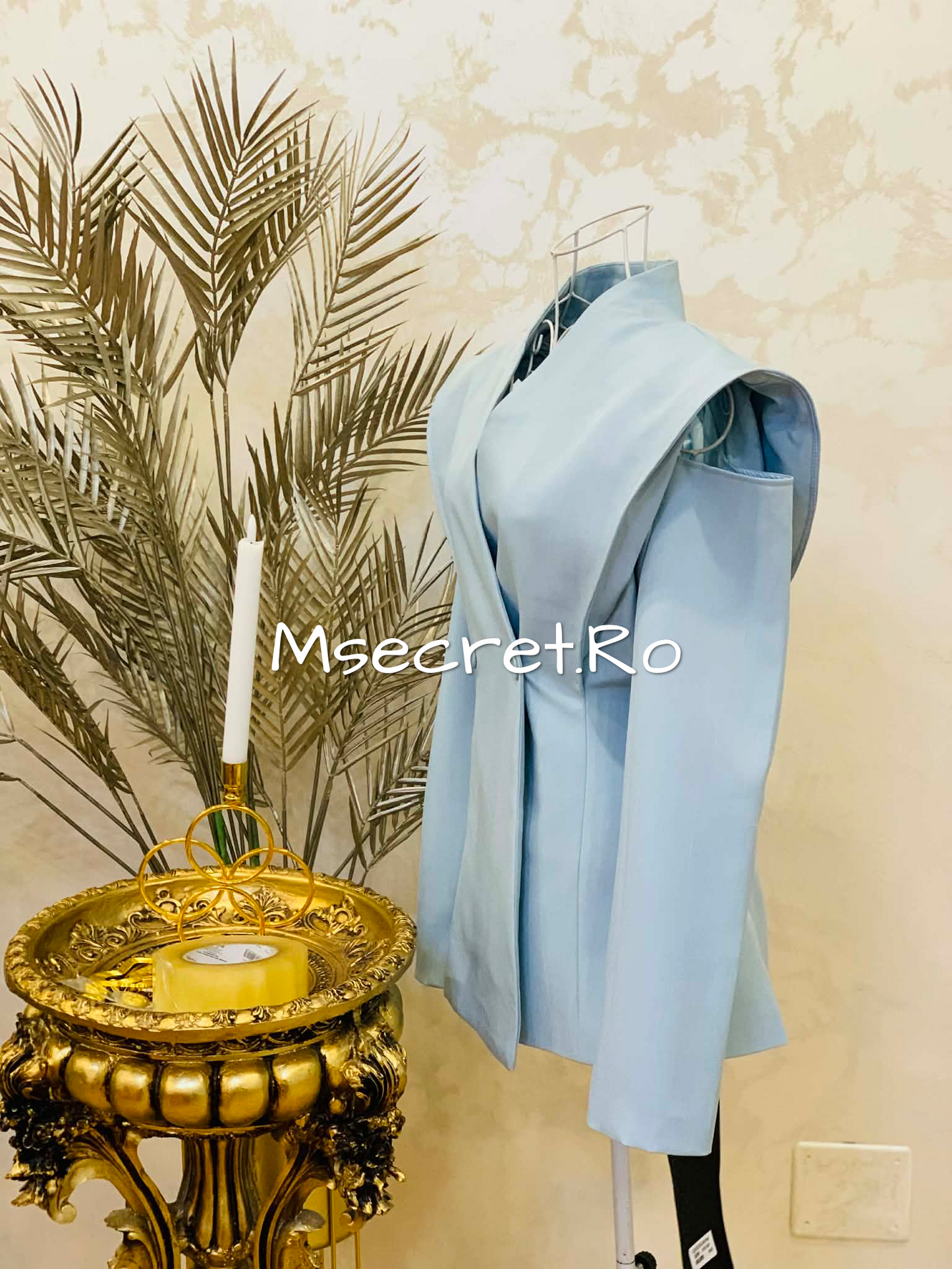 Elegant blue blazer with structured shoulders