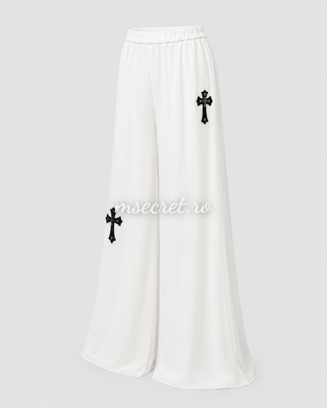 Pantaloni albi din bumbac cu croi larg si aplicatii negre tip cruce