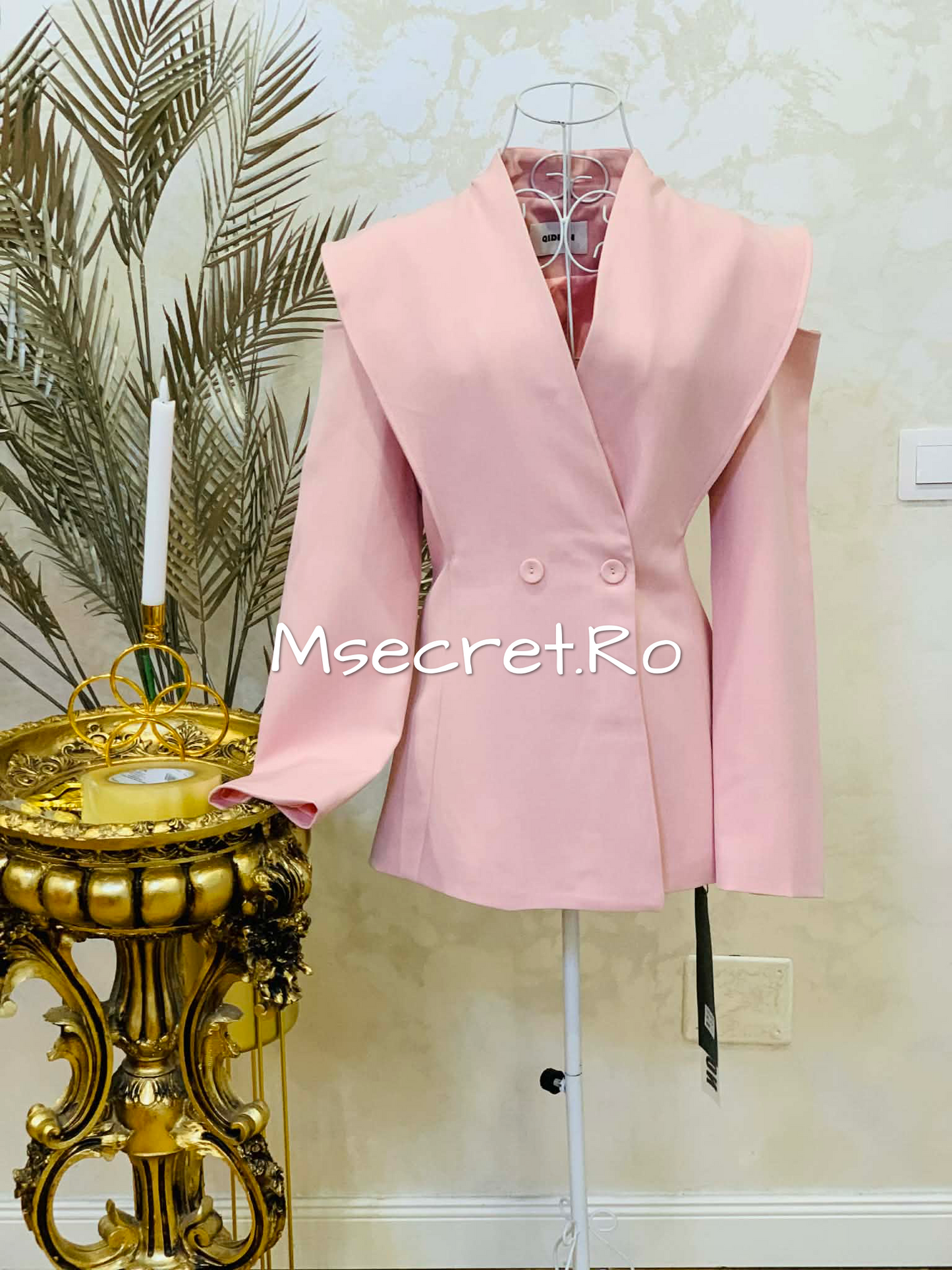 Elegant pink blazer with structured shoulders