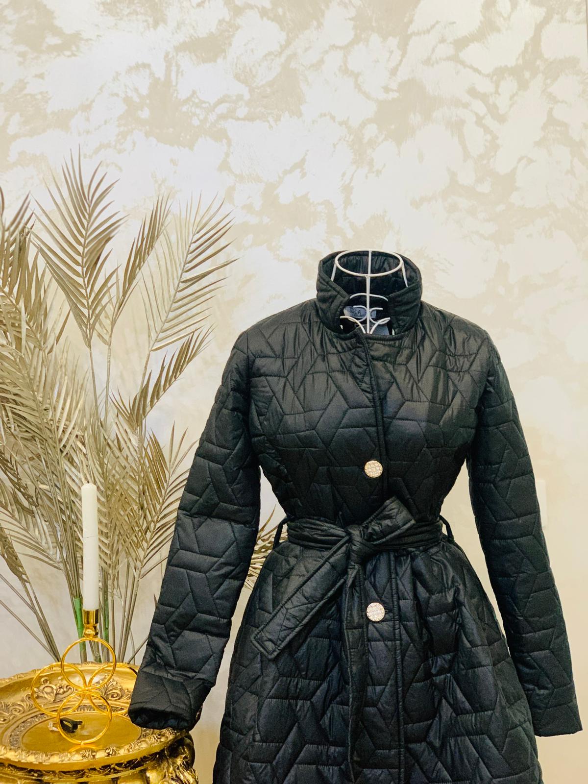 Geaca neagra matlasata cu cordon in talie