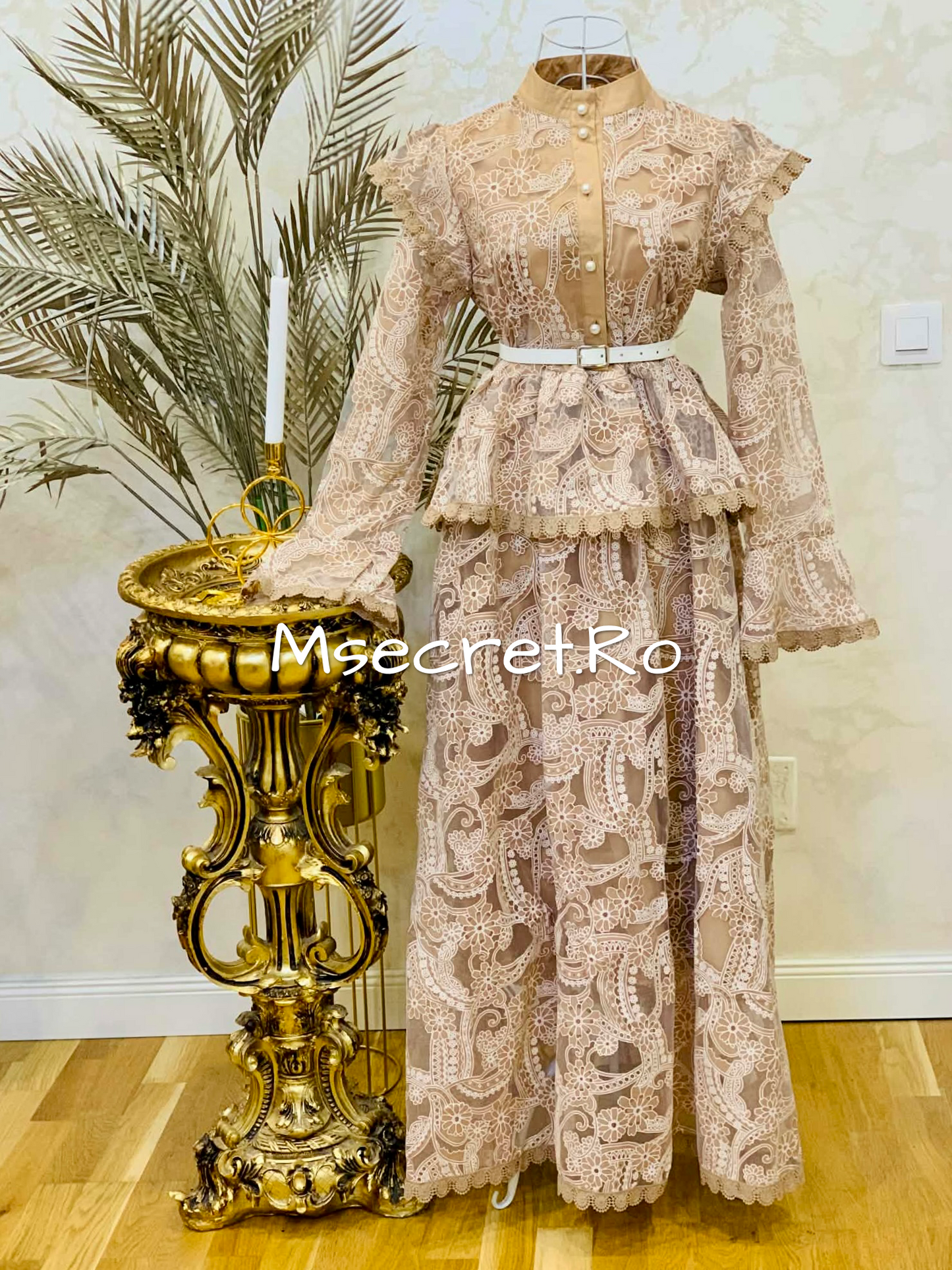 Rochie din dantela bej cu curea
