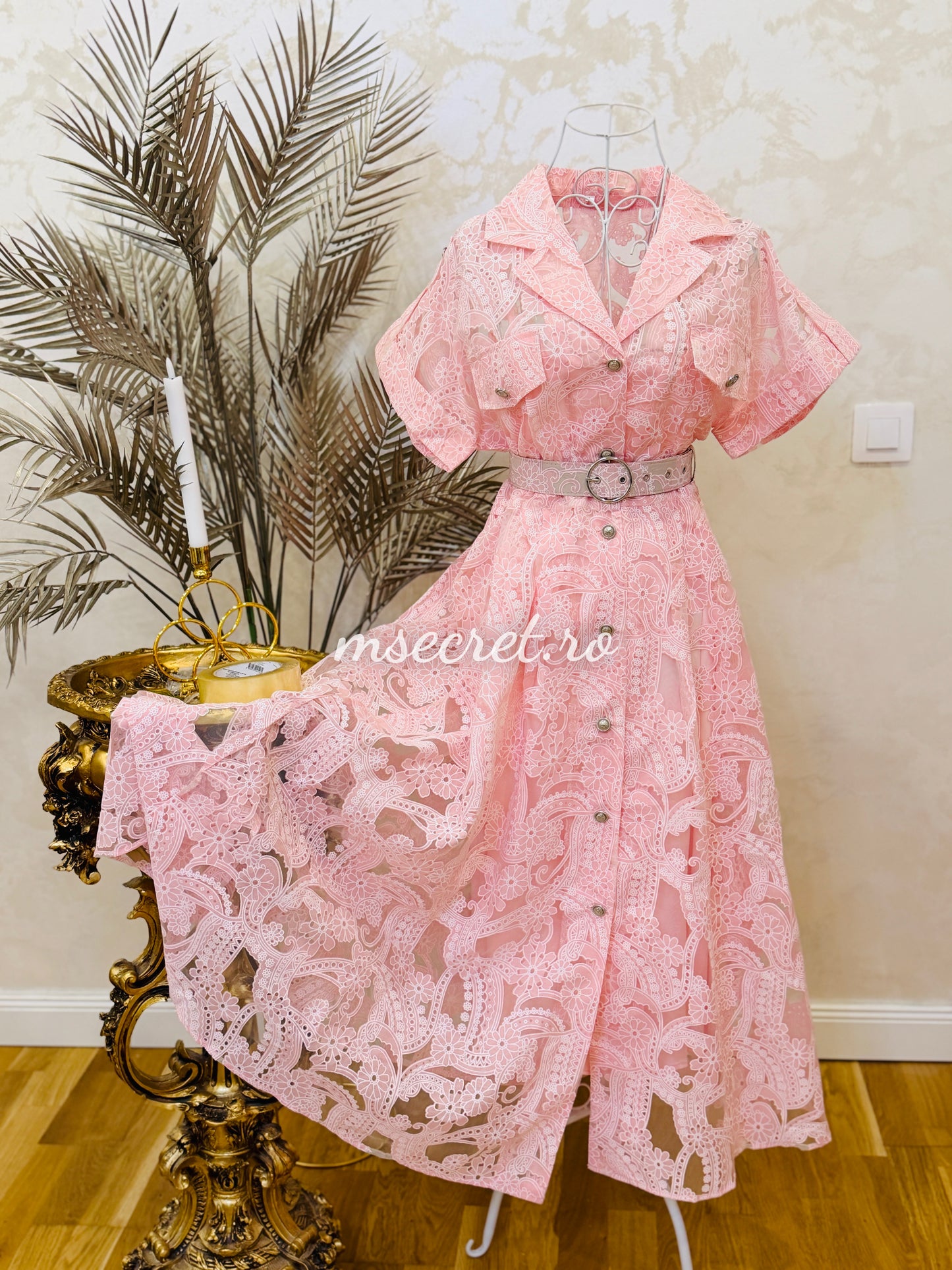 Rochie midi elegantă roz din dantelă