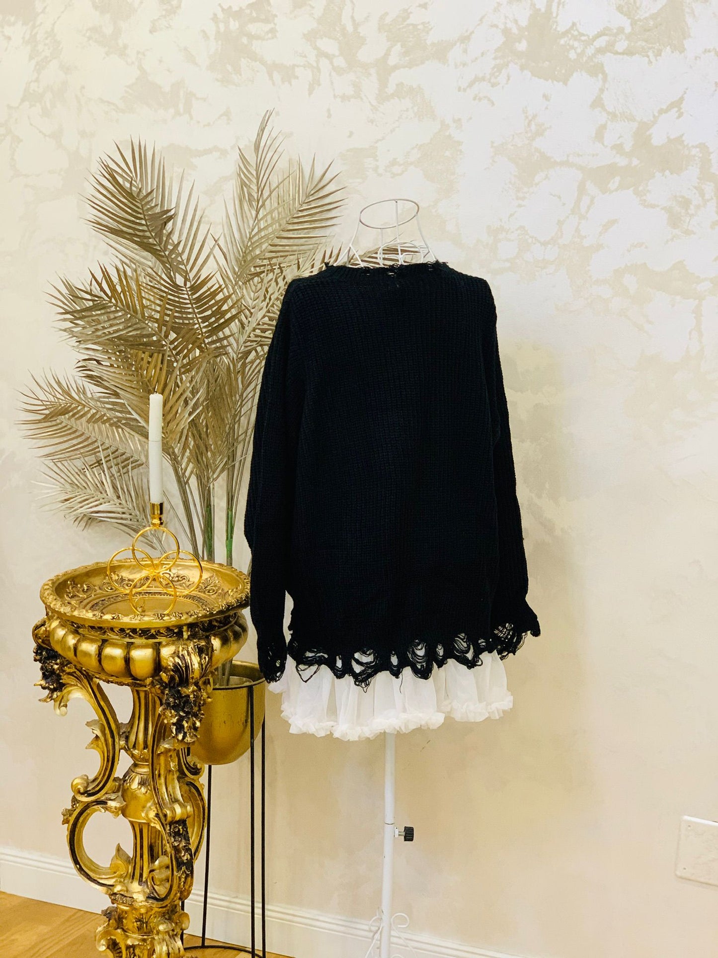 Rochie neagră tricotată cu detalii dantelă și accesorii metalice