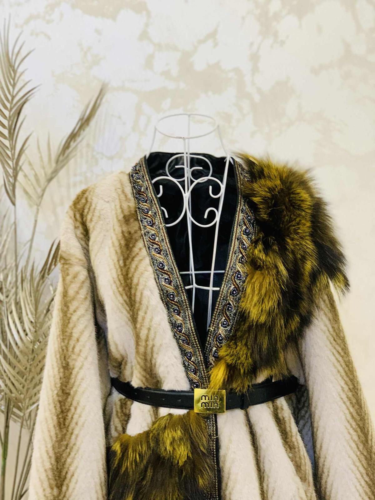 Haina de blana de vulpe cu motive traditionale