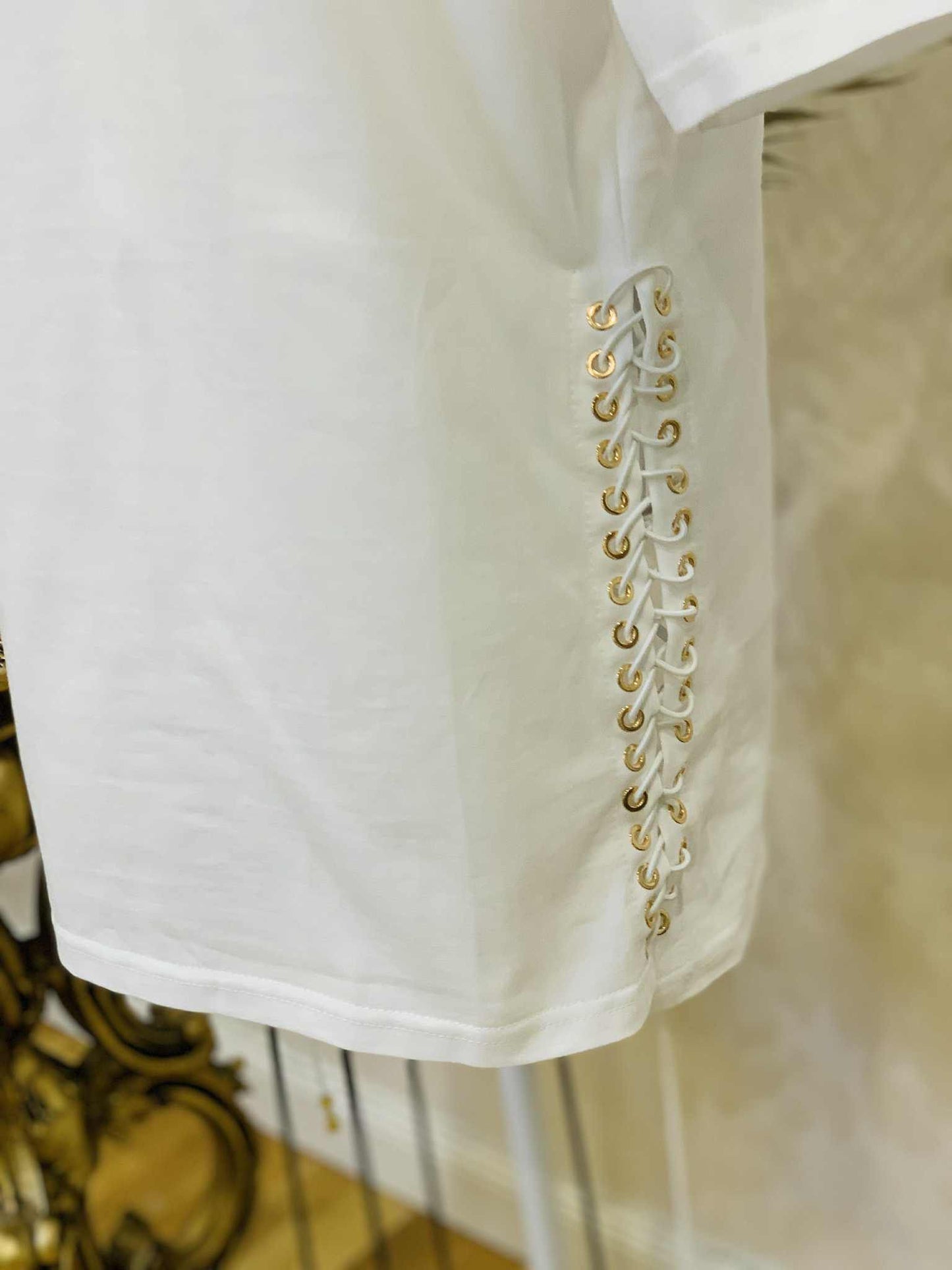 Tricou alb din bumbac cu detalii aurii