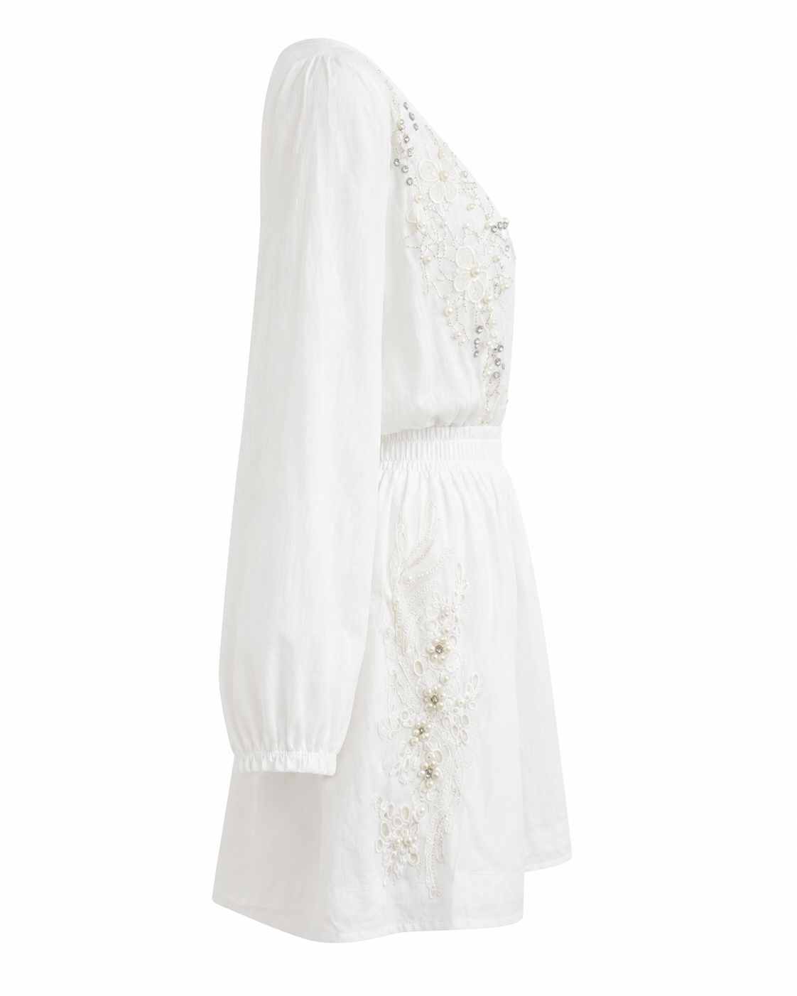 Compleu alb din in cu bluza brodata si pantaloni scurti