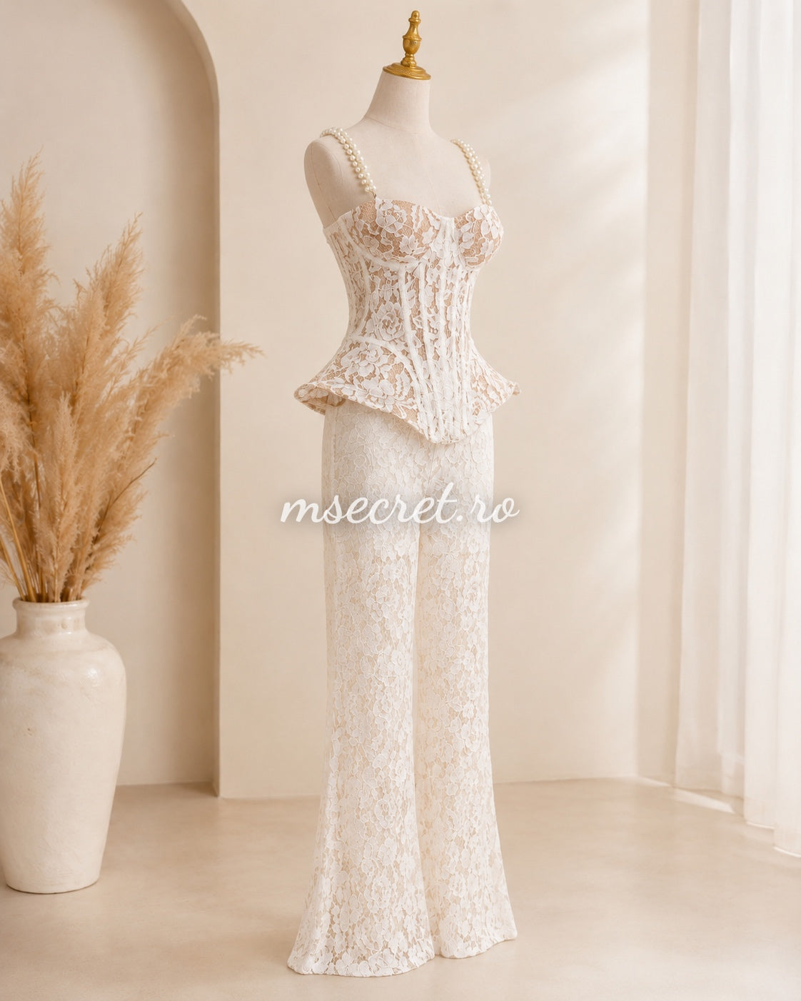 Compleu alb elegant din dantela cu corset si pantaloni evazati