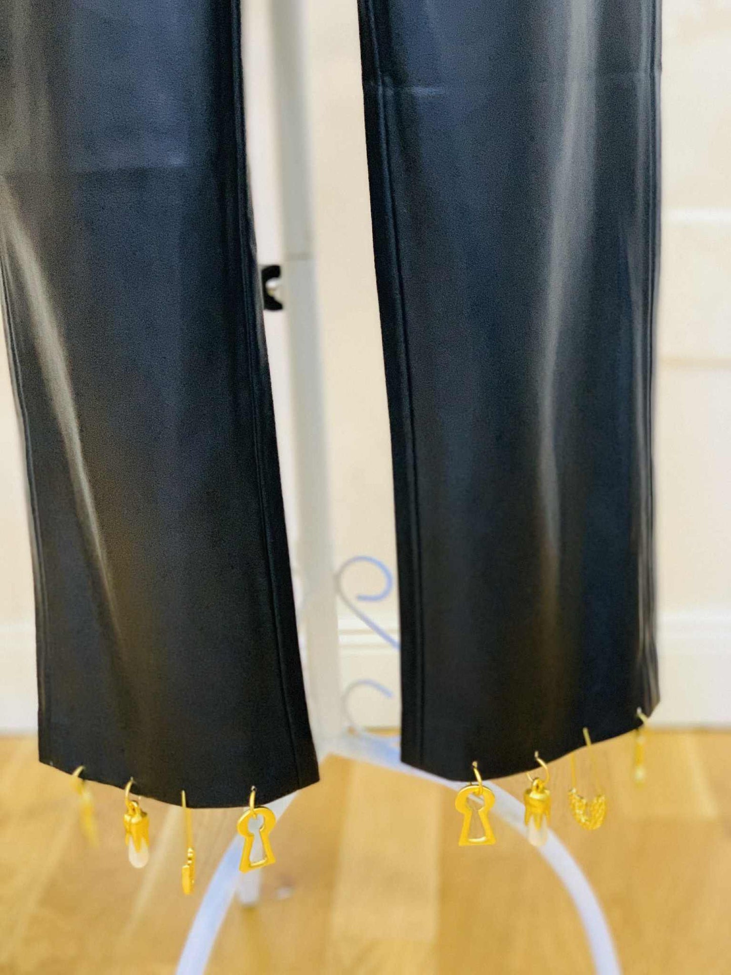 Pantaloni negri de piele