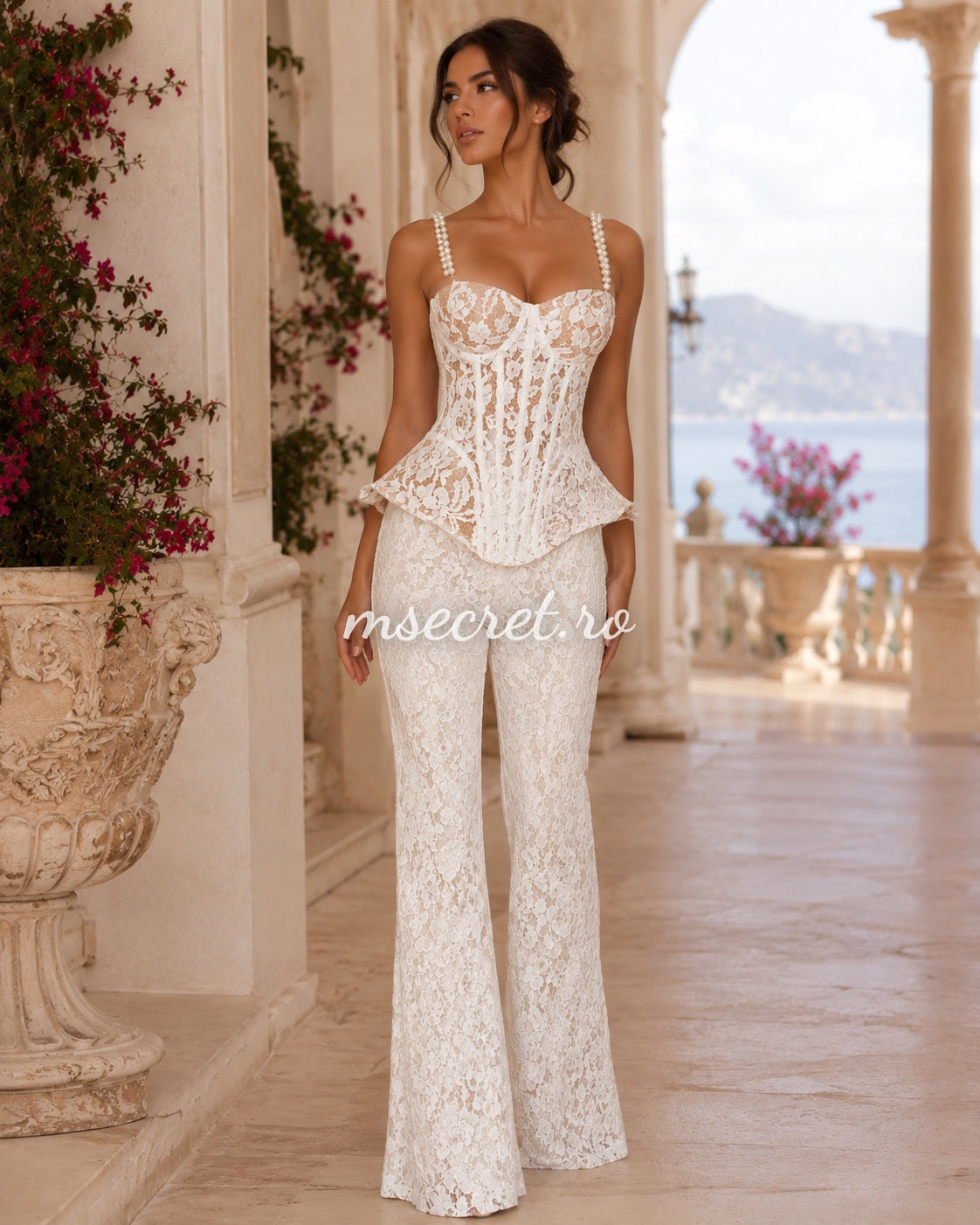 Compleu alb elegant din dantela cu corset si pantaloni evazati