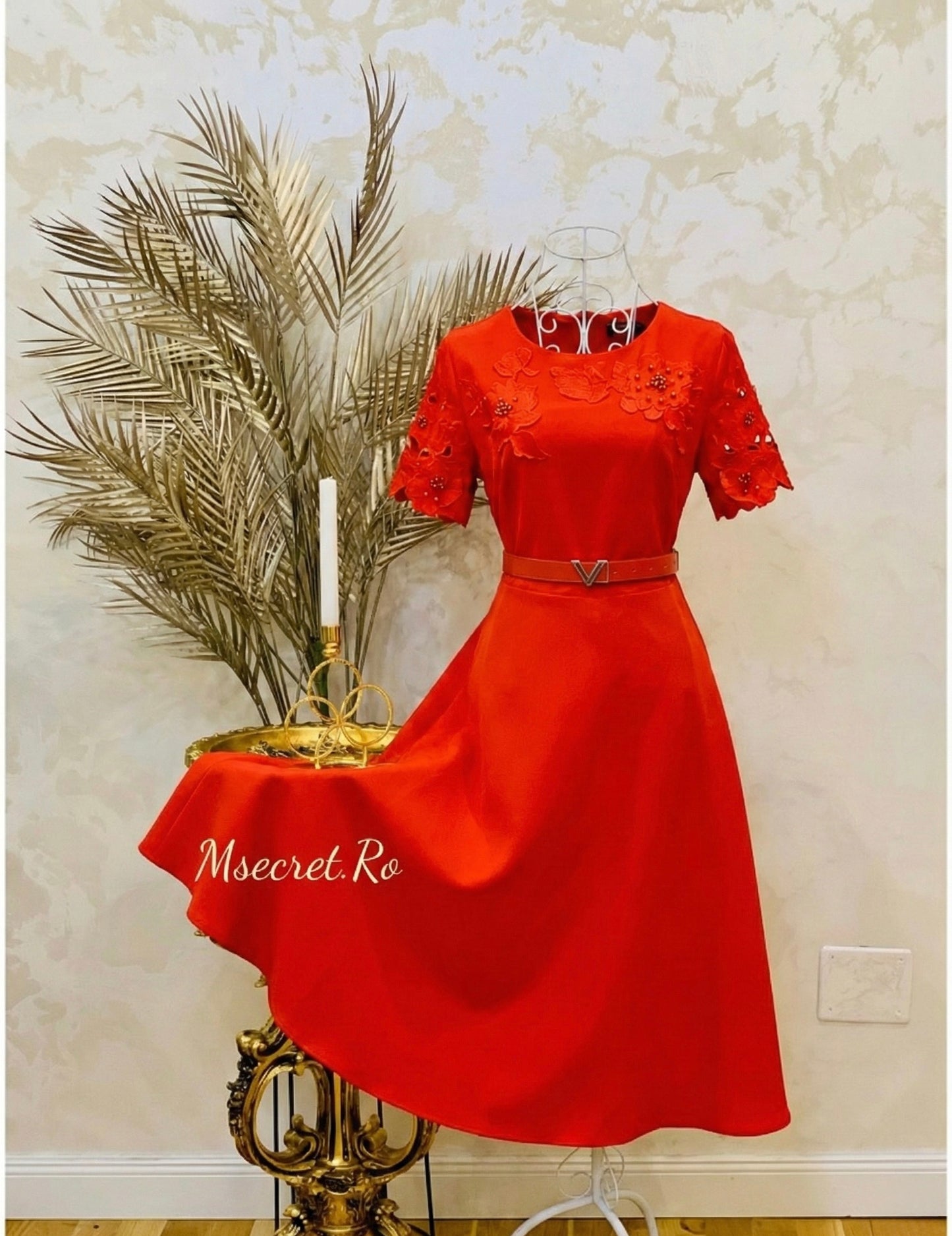 Red midi dress with appliques and belt, short sleeves
