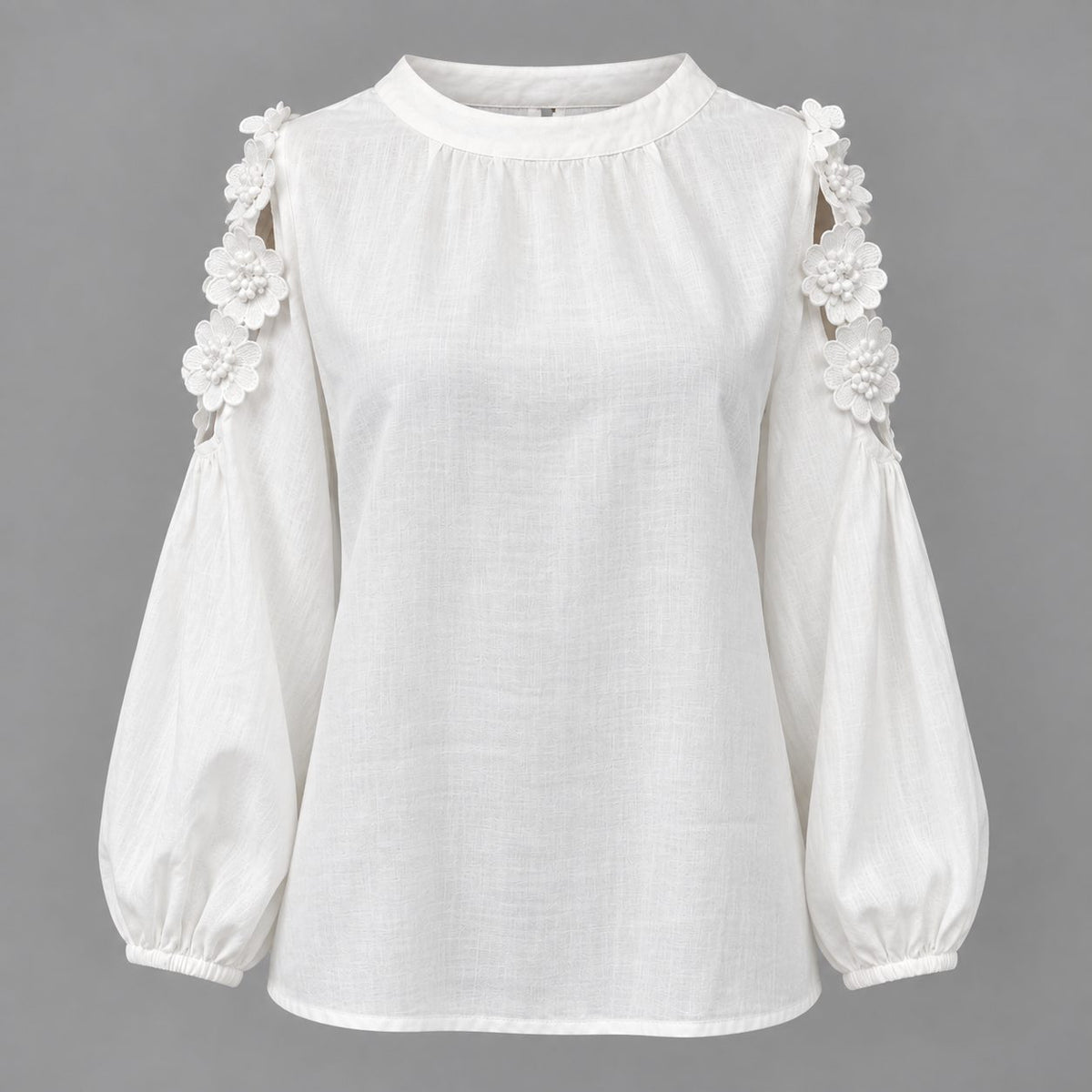 Bluza alba din in cu umeri decupati si flori aplicate