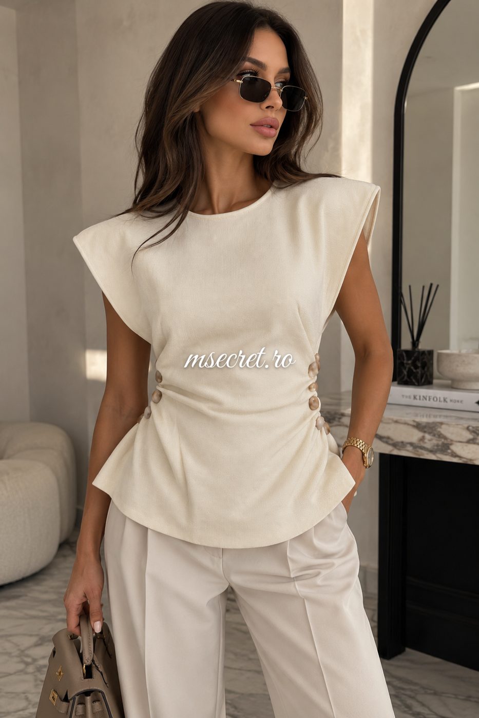 Bluza tricot crem cu nasturi laterali si umeri accentuati