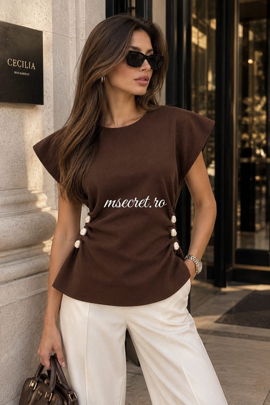 Bluza tricot maro cu nasturi laterali si umeri accentuati