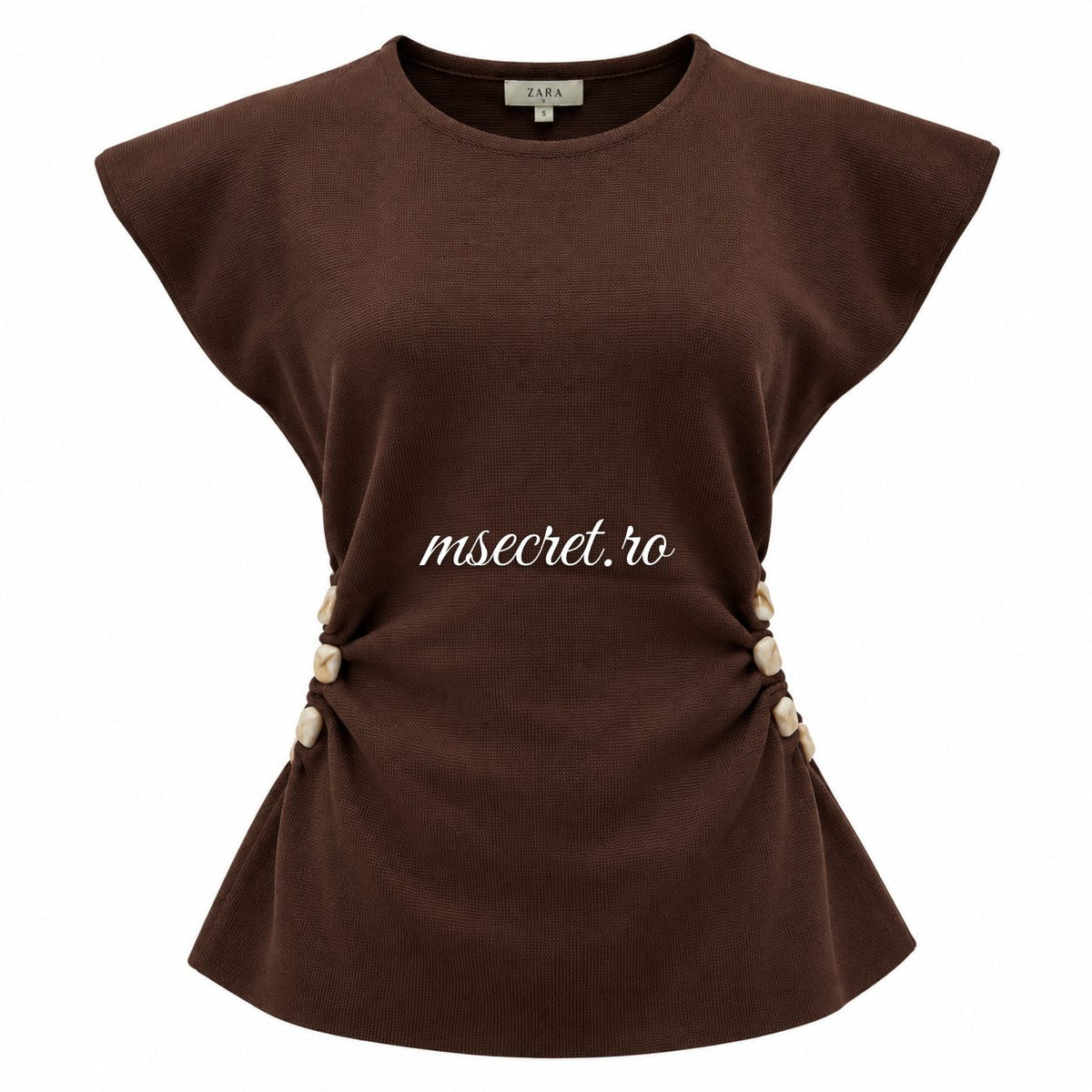 Bluza tricot maro cu nasturi laterali si umeri accentuati