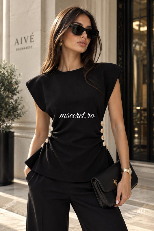 Bluza tricot neagra cu nasturi laterali si umeri accentuati