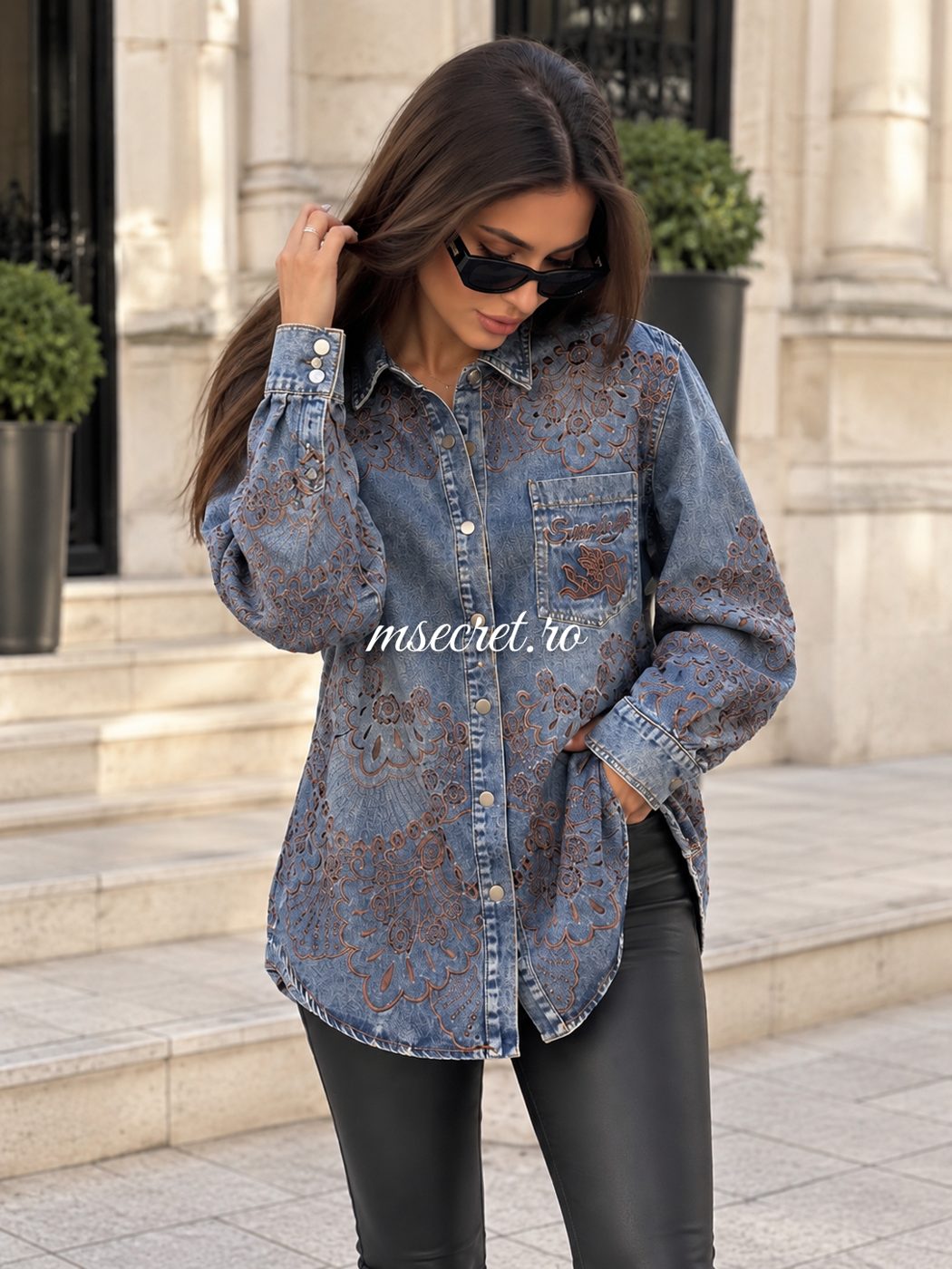 Camasa din denim cu broderie florala perforata - pe model